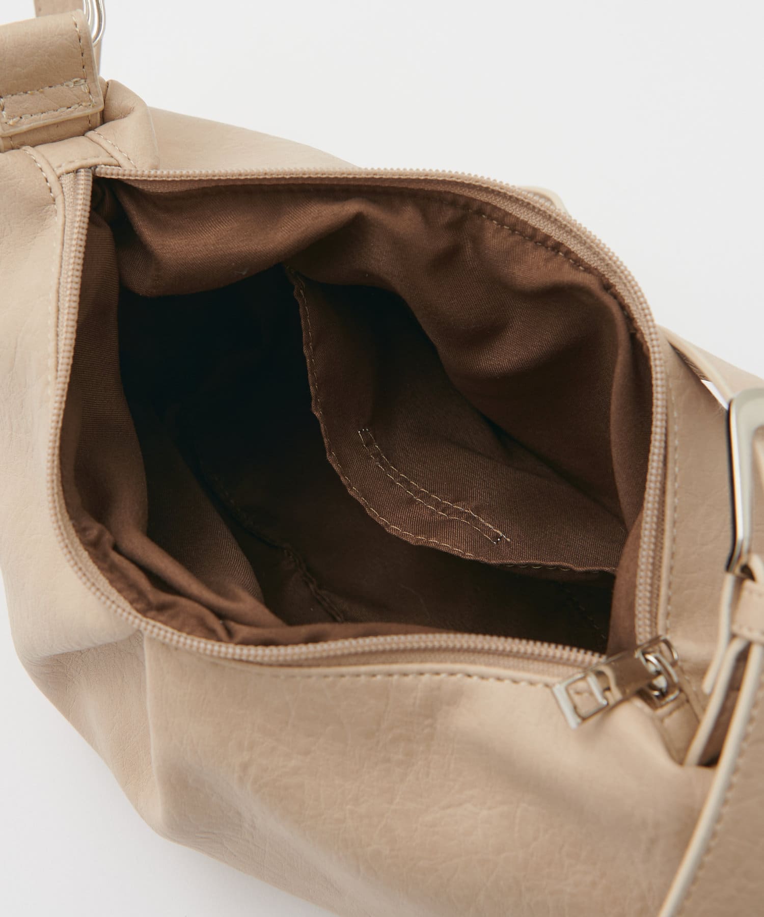 DISCOAT(ディスコート) 【大人カジュアルなデザインで高見え♩/600mlペットボトル・長財布も収納可◎】タックデザインバッグ《詳細動画あり》