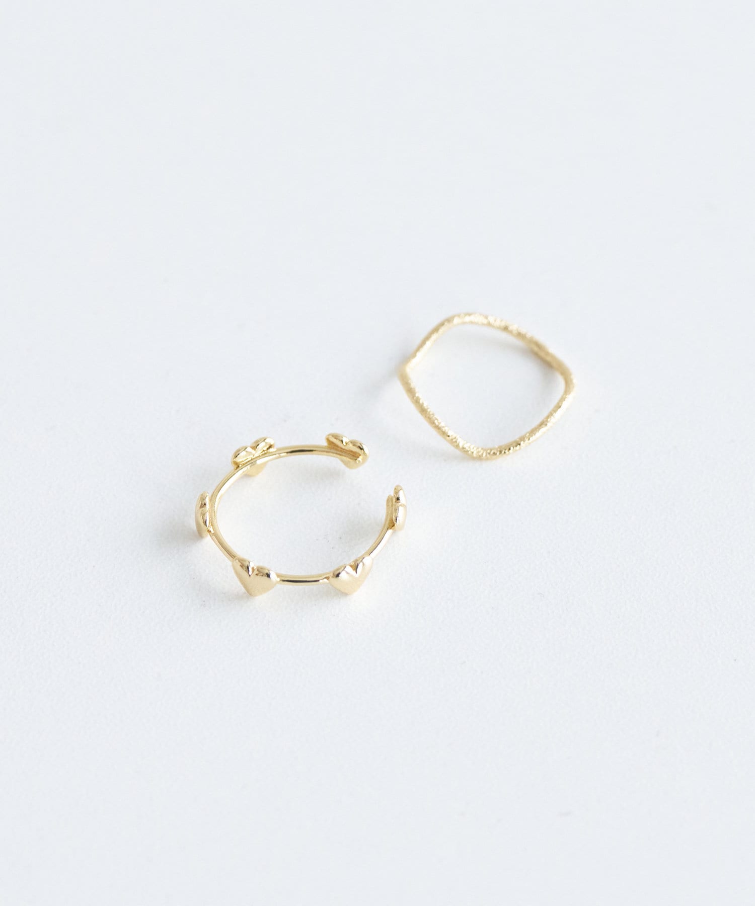 ミニマルハートが魅力の、大人のハートニュアンスSETRING。ミニマムサイズのハートが連なるかわいらしいリングと、控えめな輝きが美しいシンプルリングのセット。2つの異なるデザインが重なり合い、指先にさ