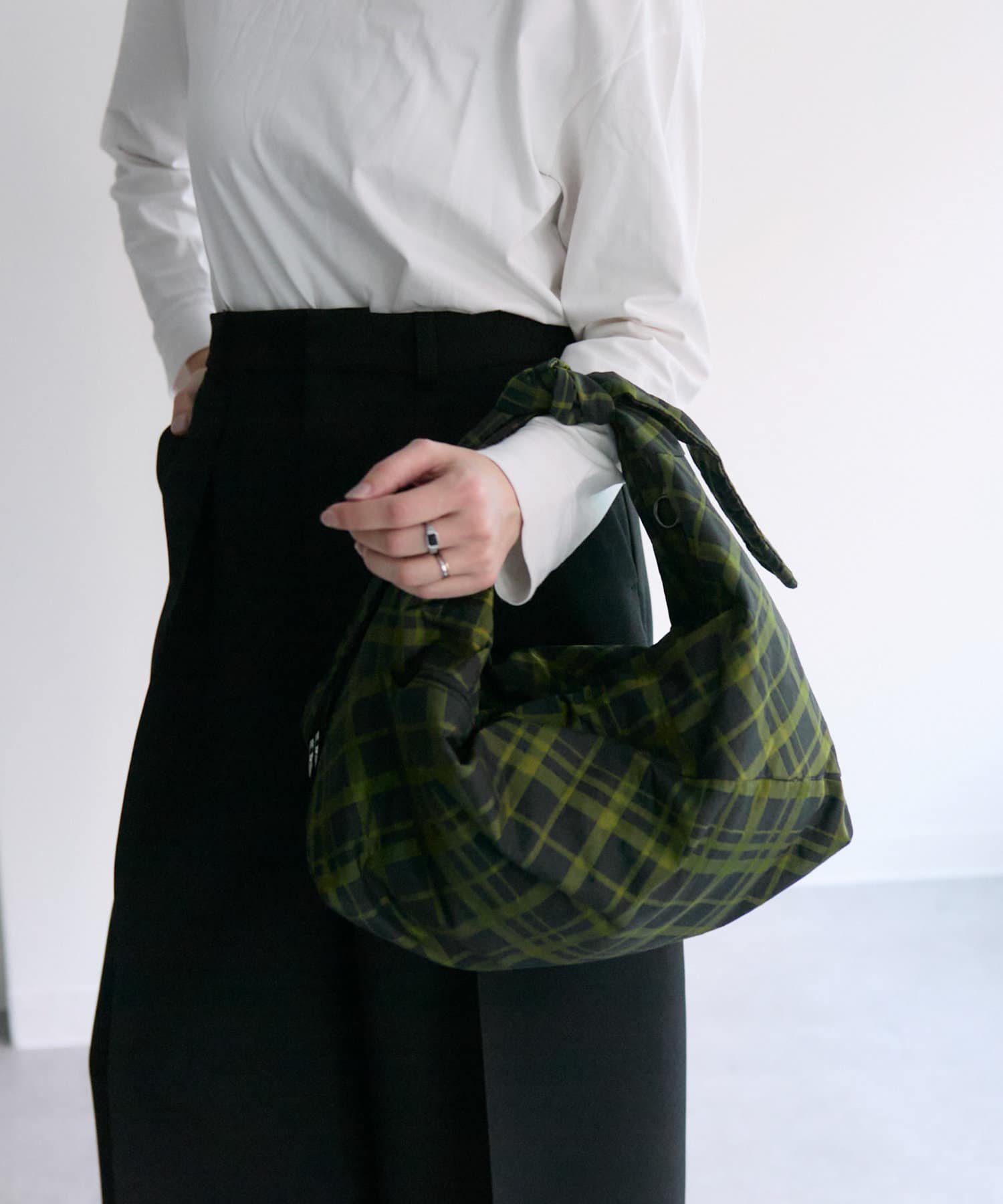 ear PAPILLONNER(イア パピヨネ) 《軽量/A4サイズ対応/旅行におすすめ》切り替えチェックショルダーバッグ