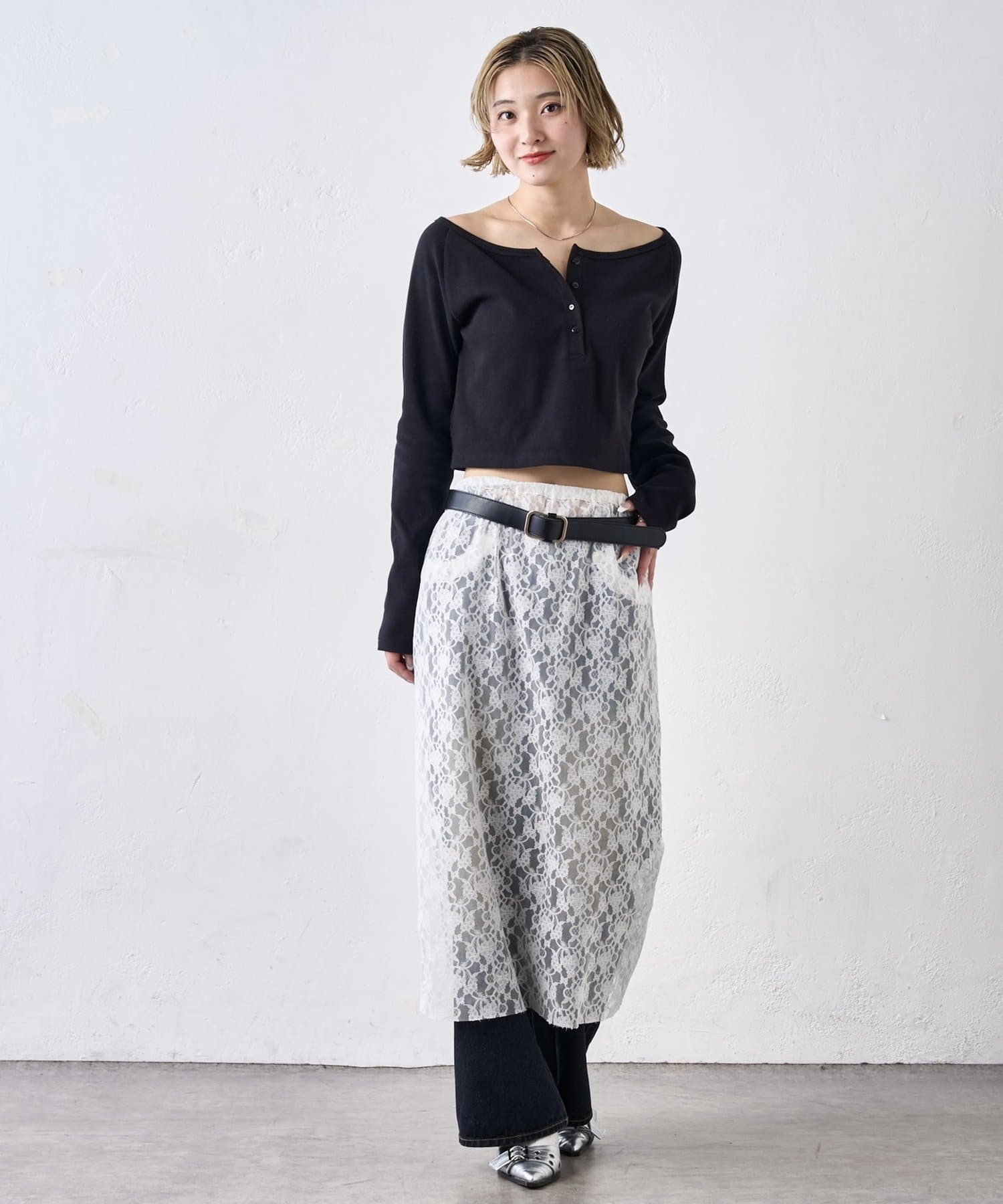 WHO’S WHO gallery(フーズフーギャラリー) オフショルヘンリーネックトップス