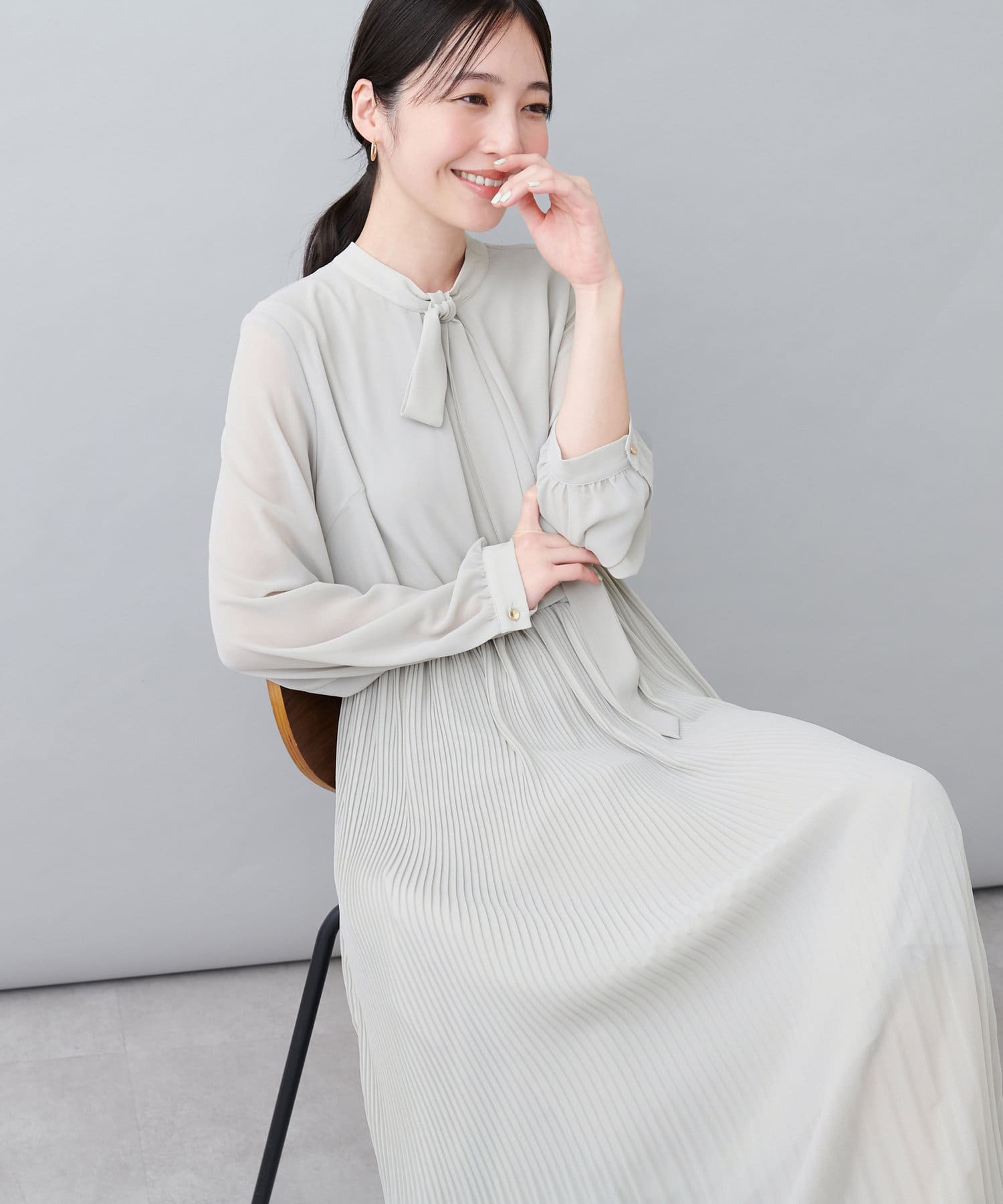 【2025SS natural couture】上品な印象のプリーツワンピース■Design流れるようなプリーツ使いが、お召し頂くだけで女性らしさをぐっと引き立ててくれる1着。繊細なプリーツが動く度に