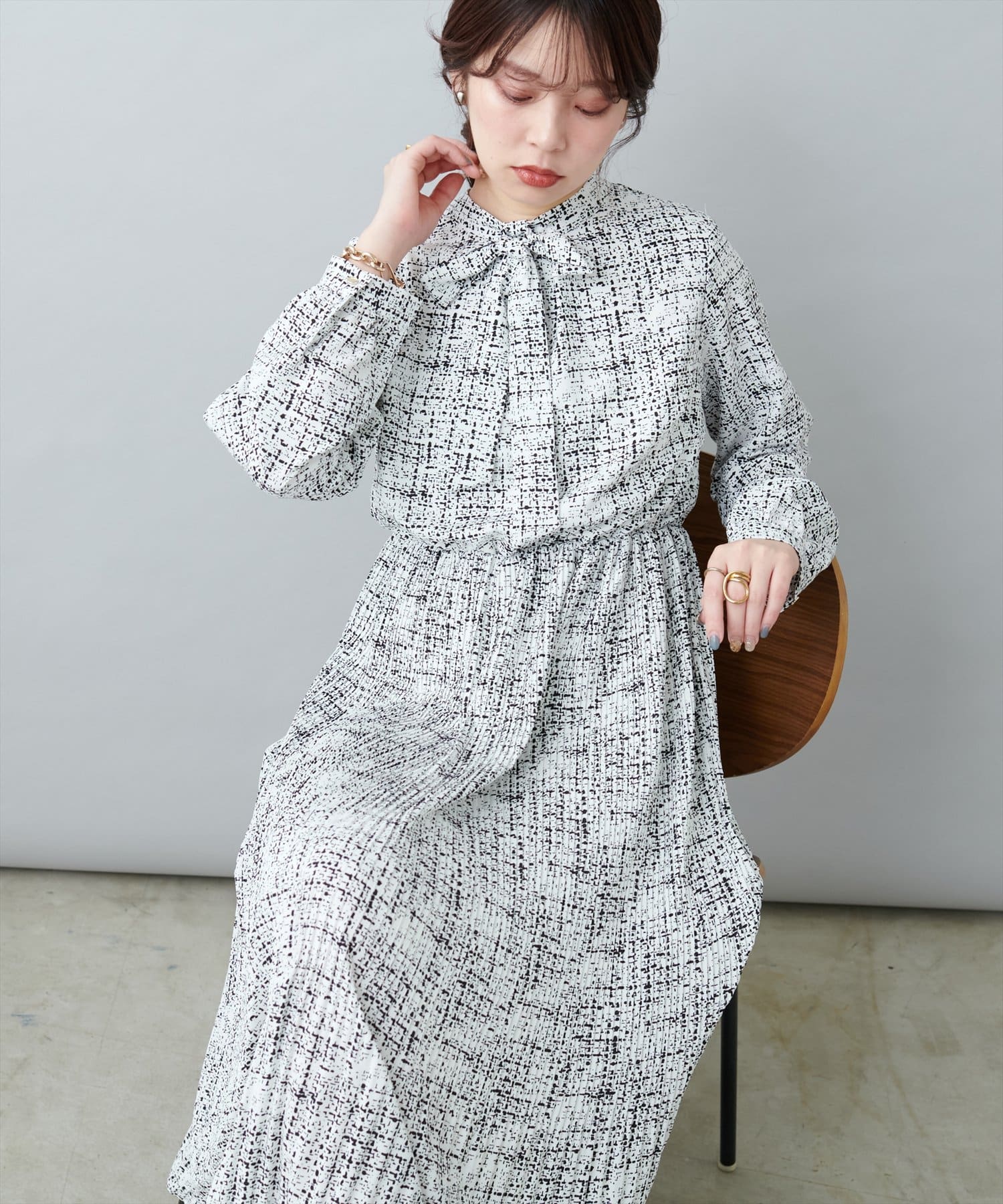 【2025SS natural couture】上品な印象のプリーツワンピース■Design流れるようなプリーツ使いが、お召し頂くだけで女性らしさをぐっと引き立ててくれる1着。繊細なプリーツが動く度に