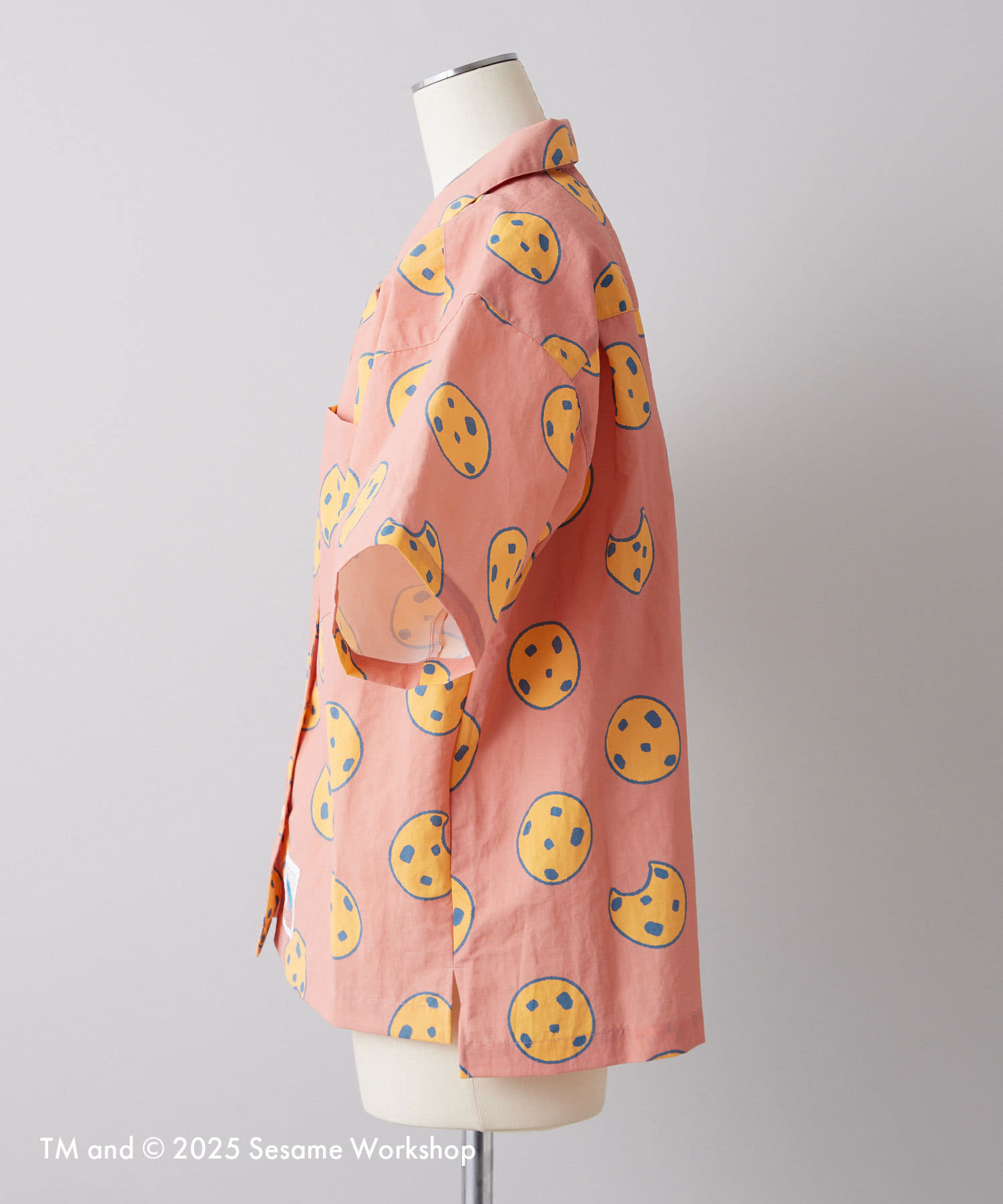 【SESAME STREET×ear】撥水/コラボクッキー柄半袖シャツ SESAME STREET（セサミストリート）】撥水/コラボクッキー柄半袖