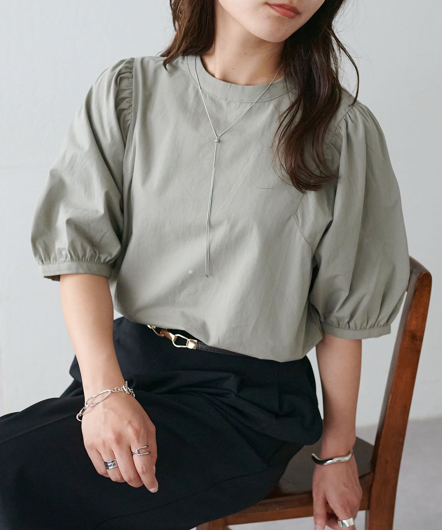 DISCOAT ONLINE LIMITED ITEM女性らしいシルエットを叶える、コンパクトブラウスギャザーの入ったボリュームスリーブが華やかさをプラスするブラウス。女性らしいコンパクトなデザインで