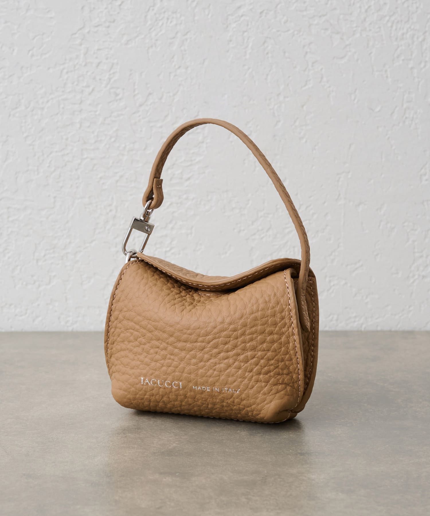 IACUCCI(イアクッチ) レディース ラーナ ミニチャーム ALCE キャメル