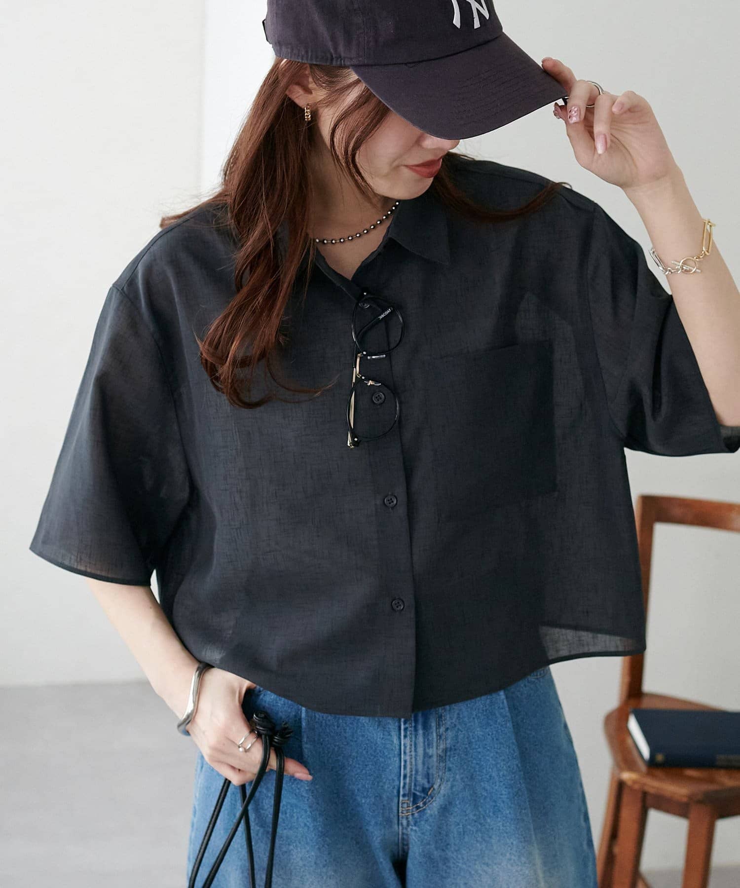 春夏気分を高めてくれるクロップドシャツ！●デザイン透け感のある柔らかなポリエステル素材が、春の柔らかな陽射しにもぴったりのシャツ！軽やかな素材で、暑い日でも快適に過ごしていただけます◎また、手洗い可能