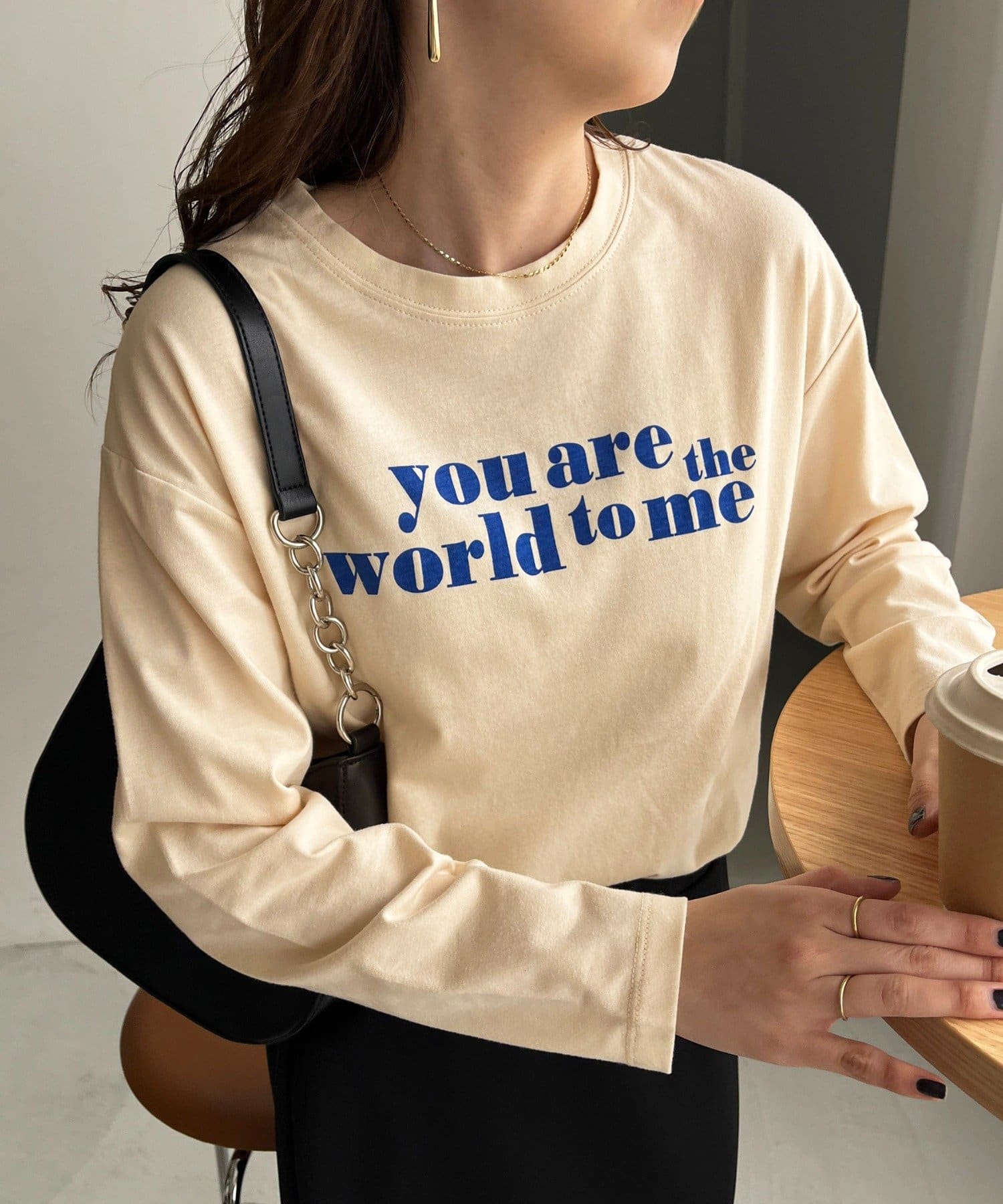 DISCOAT ONLINE LIMITED ITEM定番の着こなしもトレンドスタイルに仕上がる、アメリカンロゴロングTシャツ。シンプルでありながら女性らしいアクセントをプラスしてくれる、アメリカンな