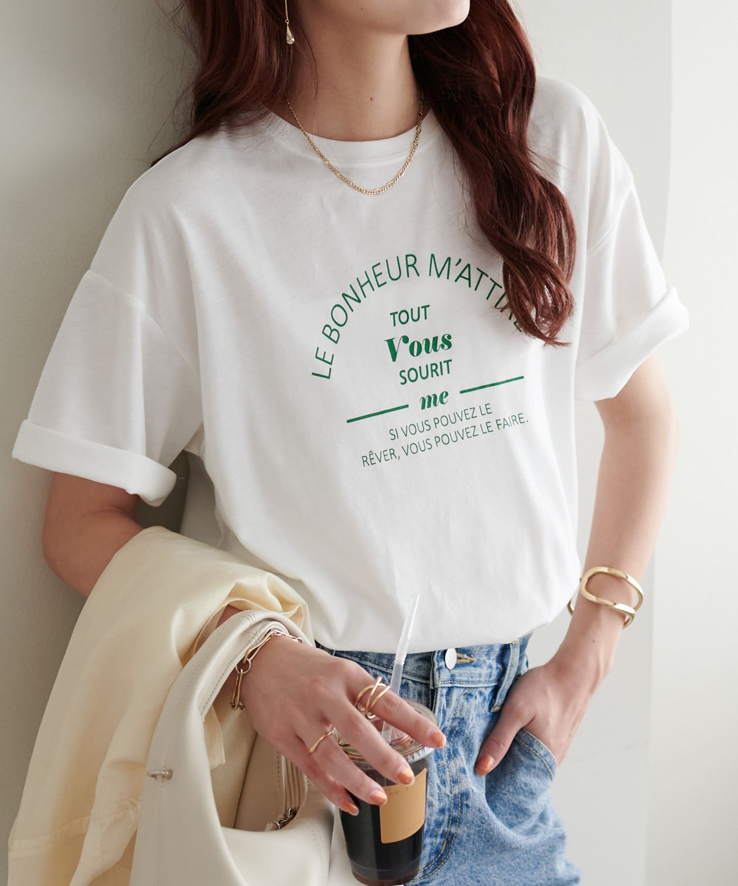 DISCOAT ONLINE LIMITED ITEMシンプルだからこそ欲しくなる、カフェモチーフロゴTシャツ。一枚着はもちろん、レイヤードのインナーとしても万能なロゴプリントTシャツ。女性らしく仕上