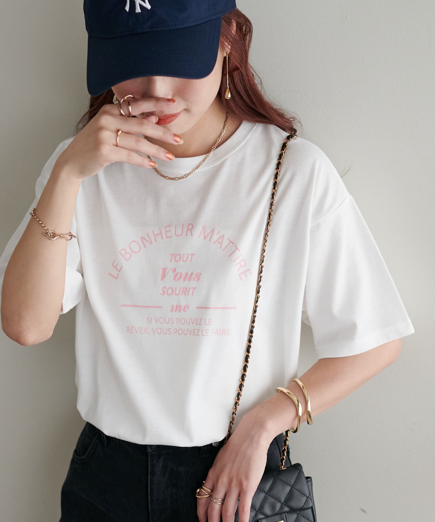 DISCOAT ONLINE LIMITED ITEMシンプルだからこそ欲しくなる、カフェモチーフロゴTシャツ。一枚着はもちろん、レイヤードのインナーとしても万能なロゴプリントTシャツ。女性らしく仕上