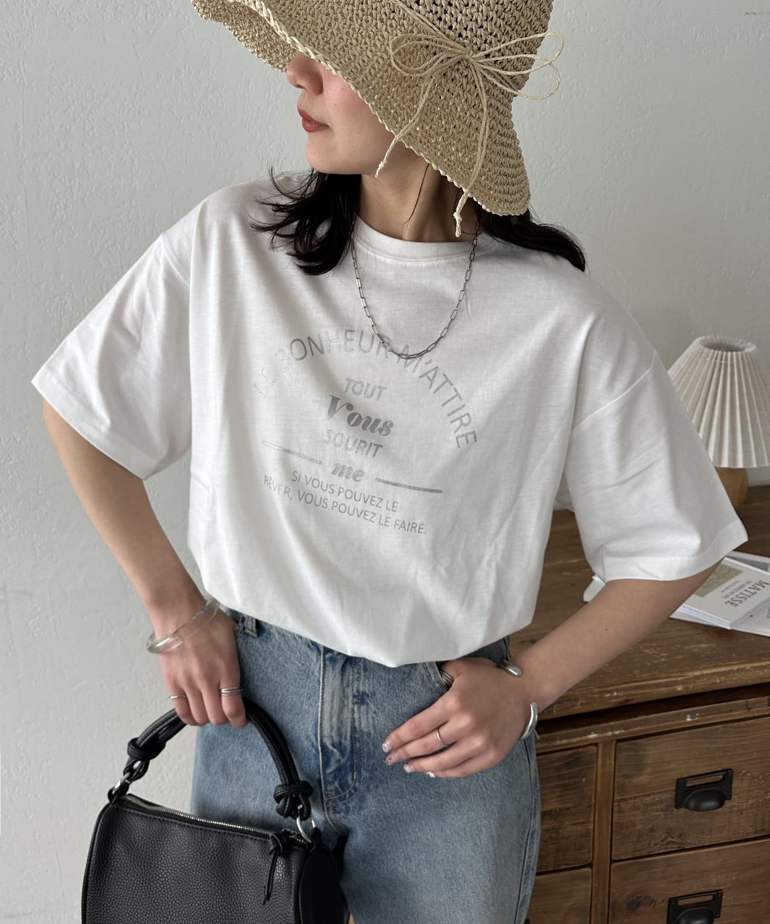 DISCOAT ONLINE LIMITED ITEMシンプルだからこそ欲しくなる、カフェモチーフロゴTシャツ。一枚着はもちろん、レイヤードのインナーとしても万能なロゴプリントTシャツ。女性らしく仕上