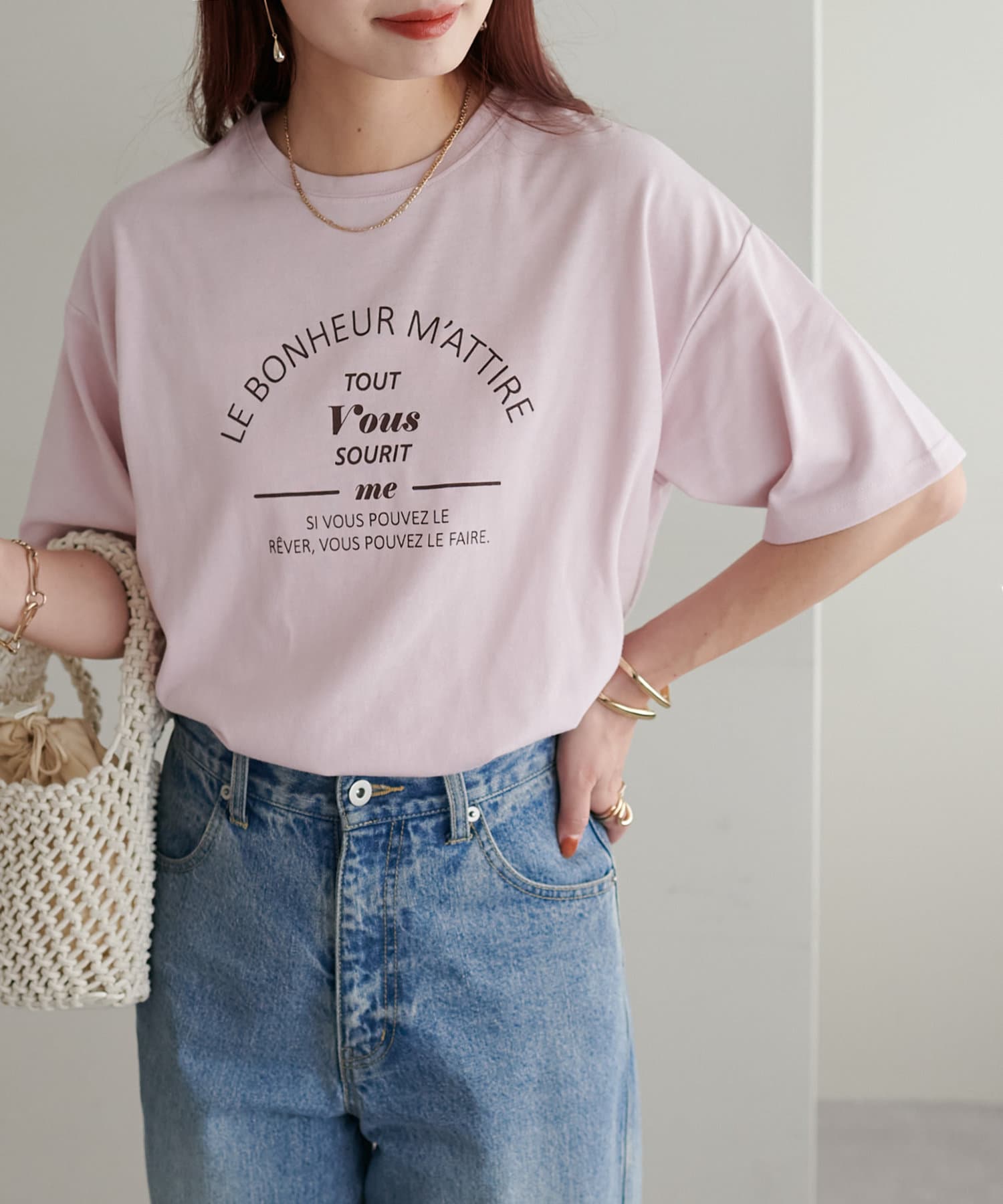 DISCOAT ONLINE LIMITED ITEMシンプルだからこそ欲しくなる、カフェモチーフロゴTシャツ。一枚着はもちろん、レイヤードのインナーとしても万能なロゴプリントTシャツ。女性らしく仕上