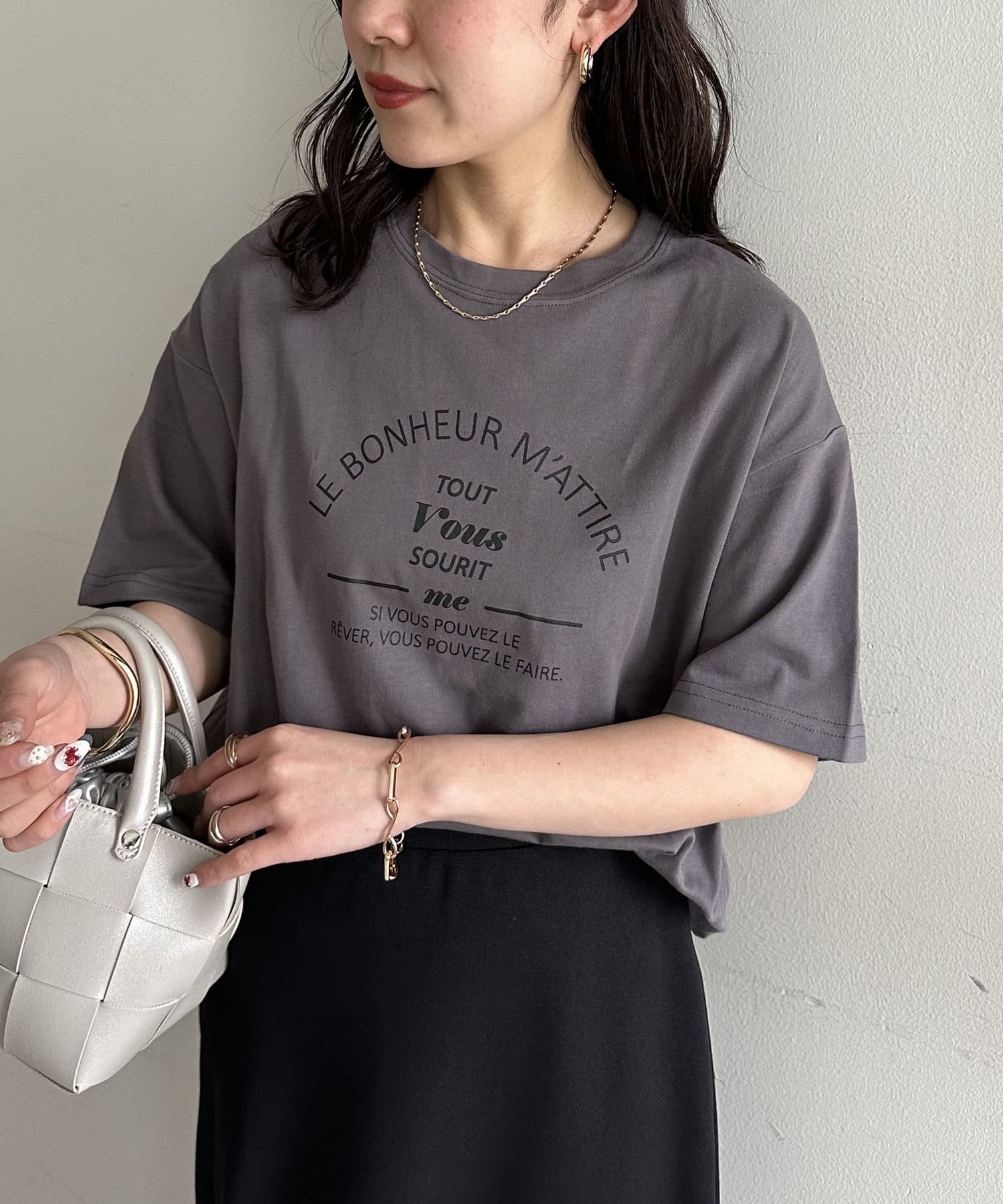 DISCOAT ONLINE LIMITED ITEMシンプルだからこそ欲しくなる、カフェモチーフロゴTシャツ。一枚着はもちろん、レイヤードのインナーとしても万能なロゴプリントTシャツ。女性らしく仕上