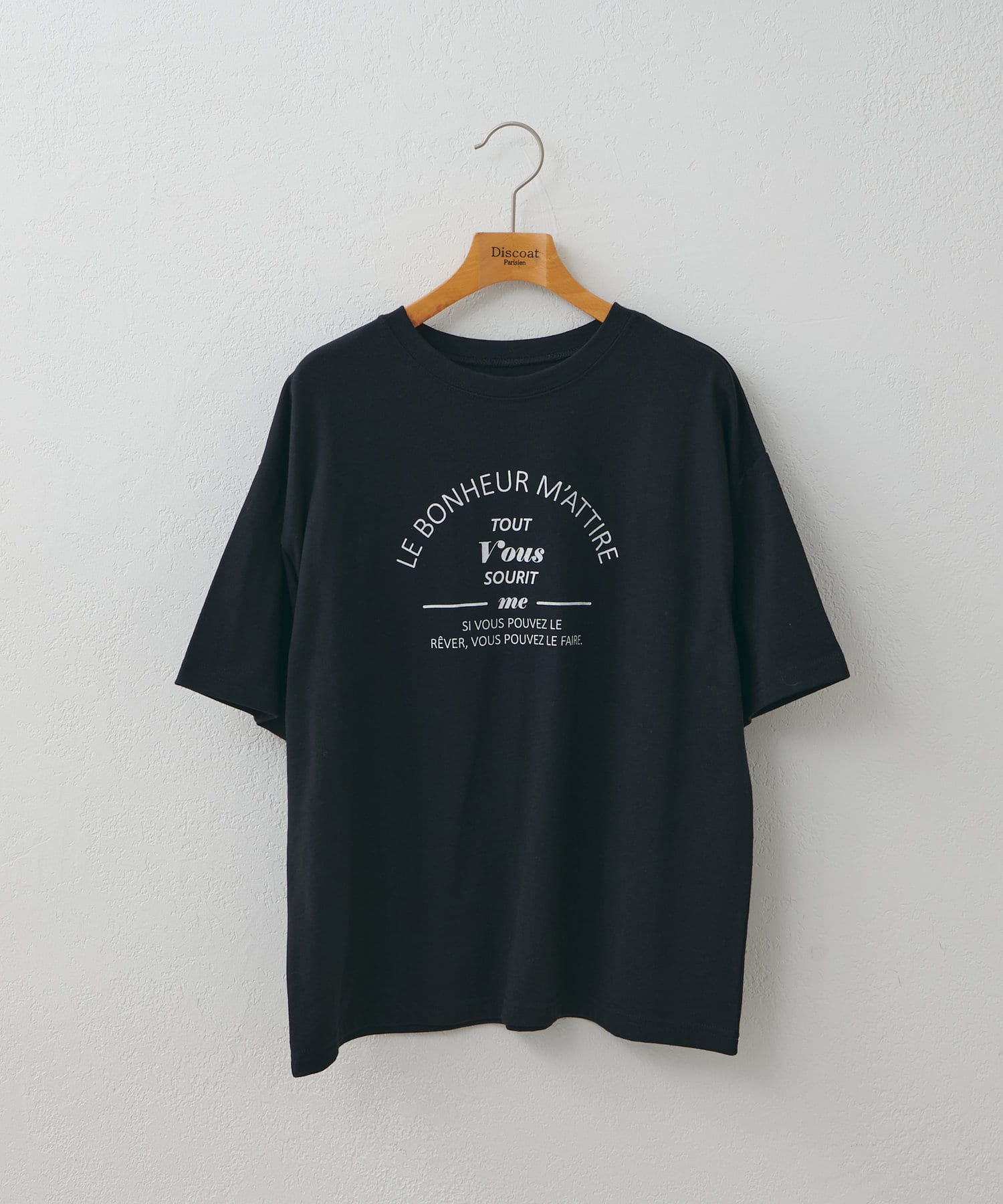 DISCOAT ONLINE LIMITED ITEMシンプルだからこそ欲しくなる、カフェモチーフロゴTシャツ。一枚着はもちろん、レイヤードのインナーとしても万能なロゴプリントTシャツ。女性らしく仕上