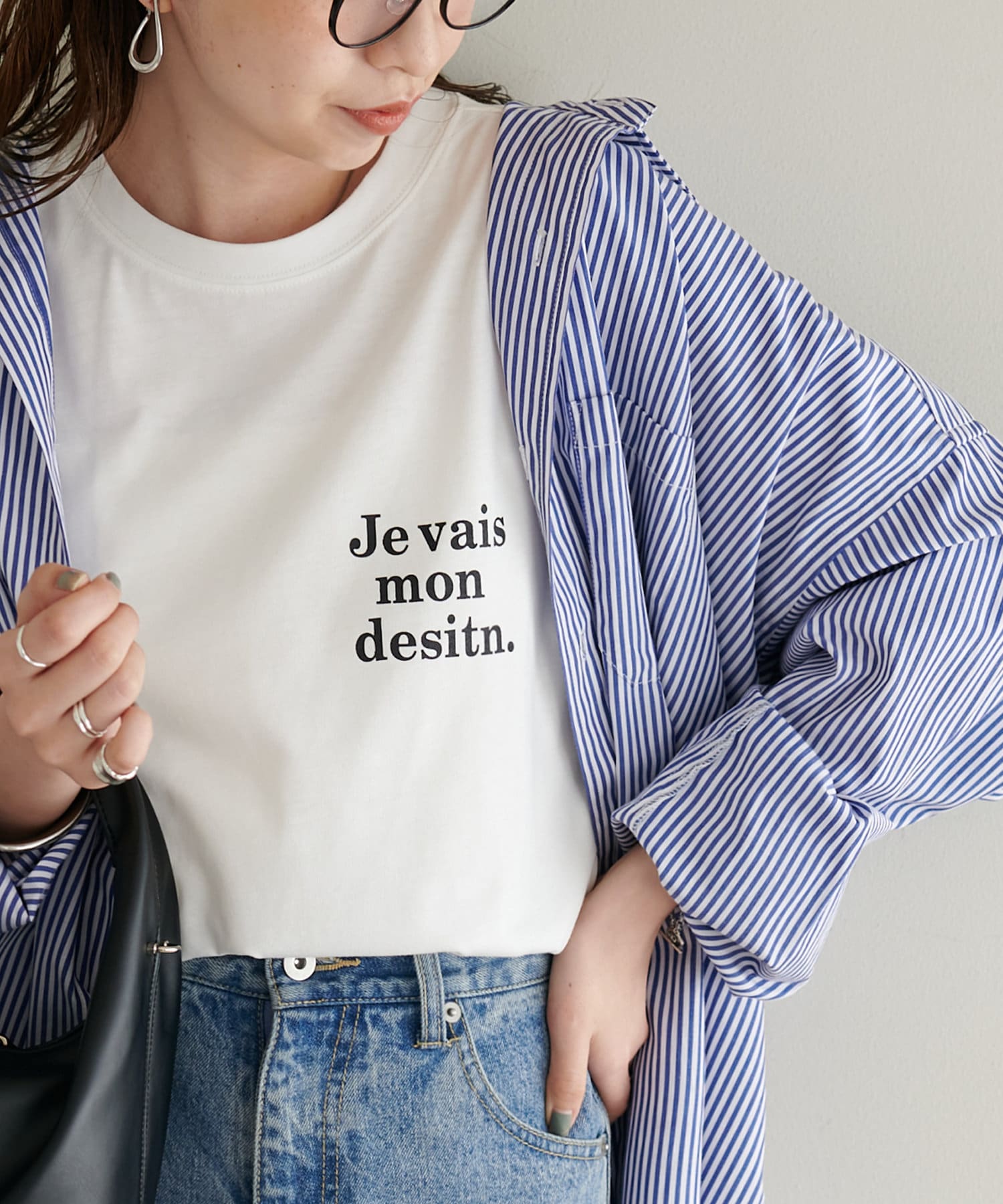 DISCOAT ONLINE LIMITED ITEM着飾らない着回し万能のロゴTシャツフランス語で「我が道を行く」という意味合いがプリントされたロゴTシャツ。体格やお好みのスタイルに合わせやすいよう