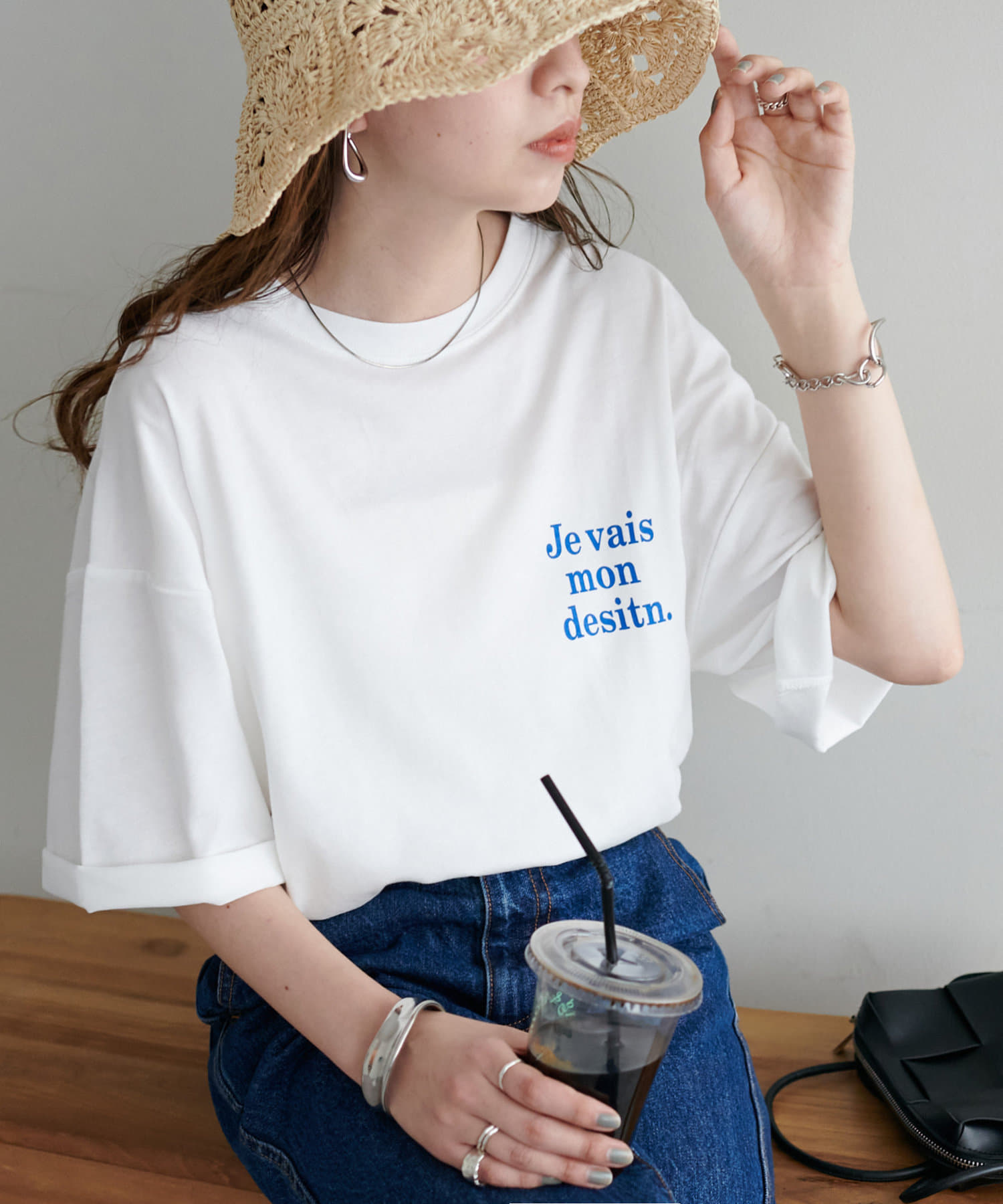 DISCOAT ONLINE LIMITED ITEM着飾らない着回し万能のロゴTシャツフランス語で「我が道を行く」という意味合いがプリントされたロゴTシャツ。体格やお好みのスタイルに合わせやすいよう