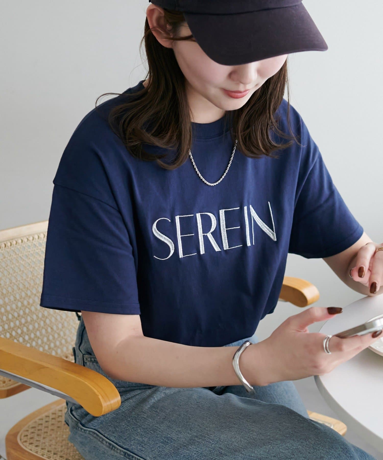 DISCOAT ONLINE LIMITED ITEM去年に引き続き、新色を連れて登場！●デザイン上品なロゴの刺繍が目を惹く一枚。カジュアル過ぎないロゴがデイリー使いにピッタリなデザイン！程よくゆとり