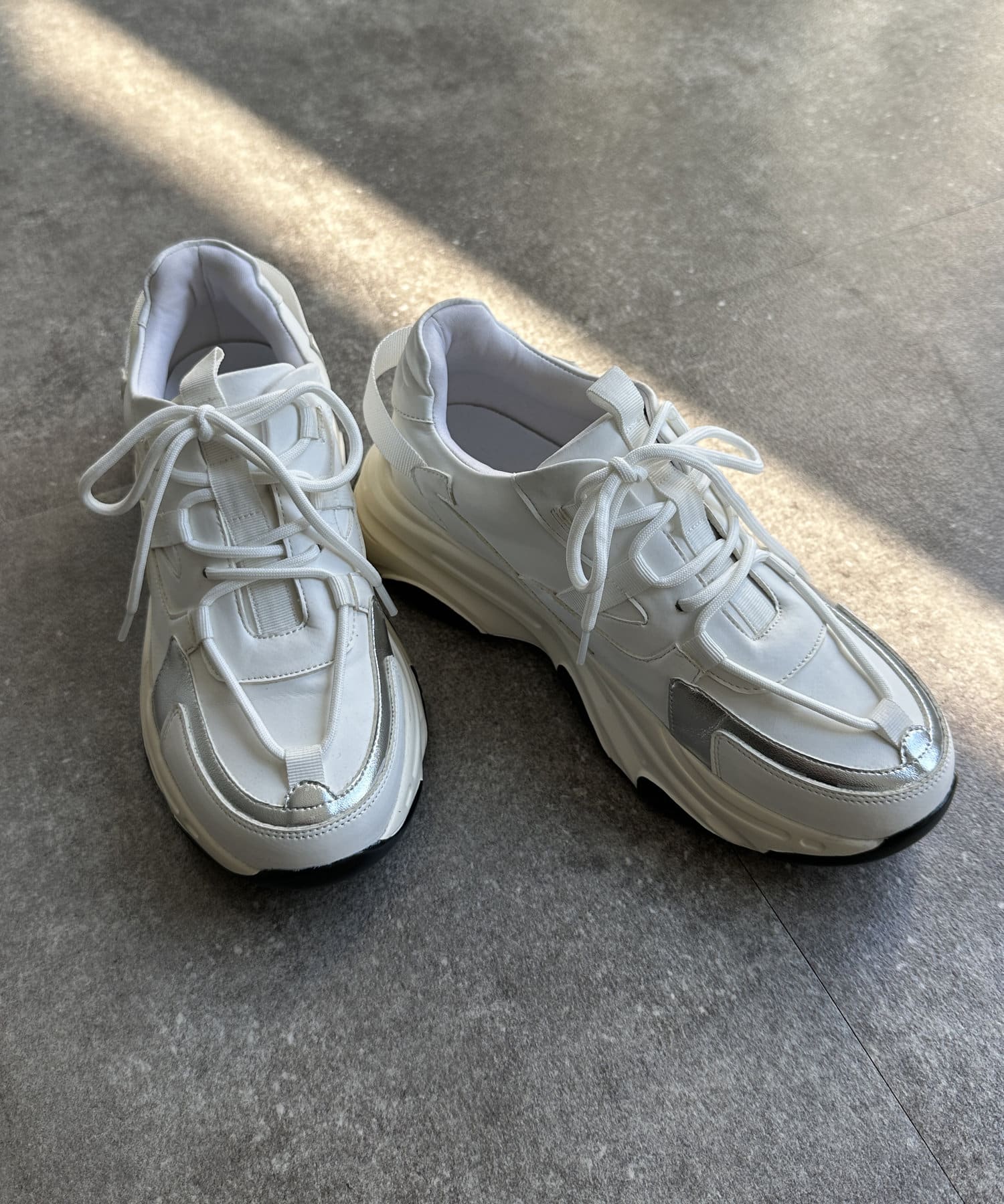 メタリックカラーがコーデに合うHermes\tC-Addict スニーカー Converse addict] White sneakers to wear in winter? ? [How to