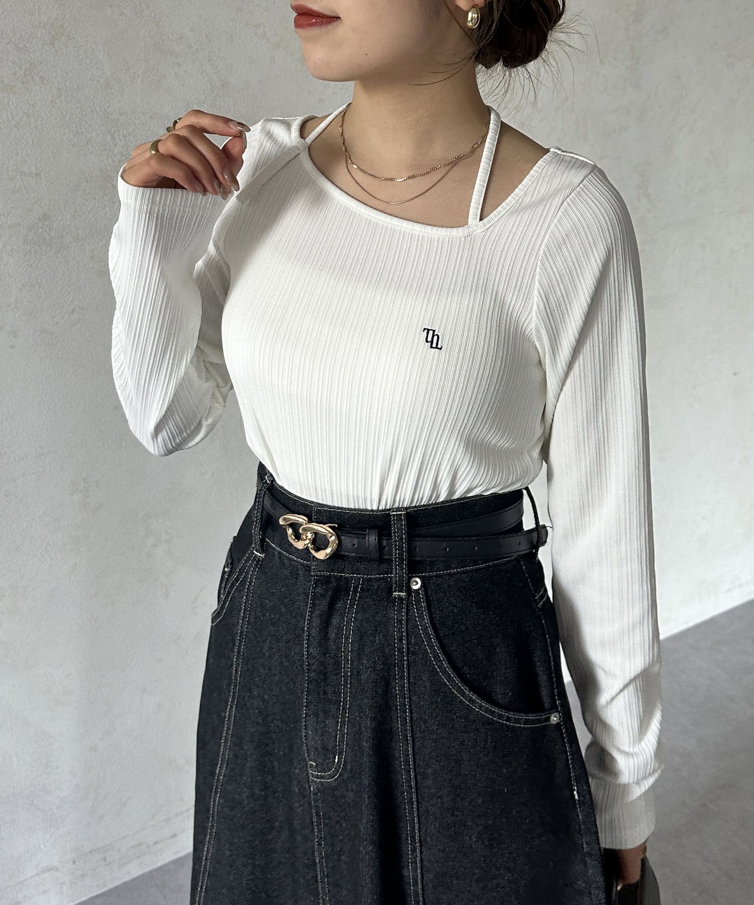 アシメネックホルター刺繍ロゴプルオーバー | Thevon.(ゼヴォン