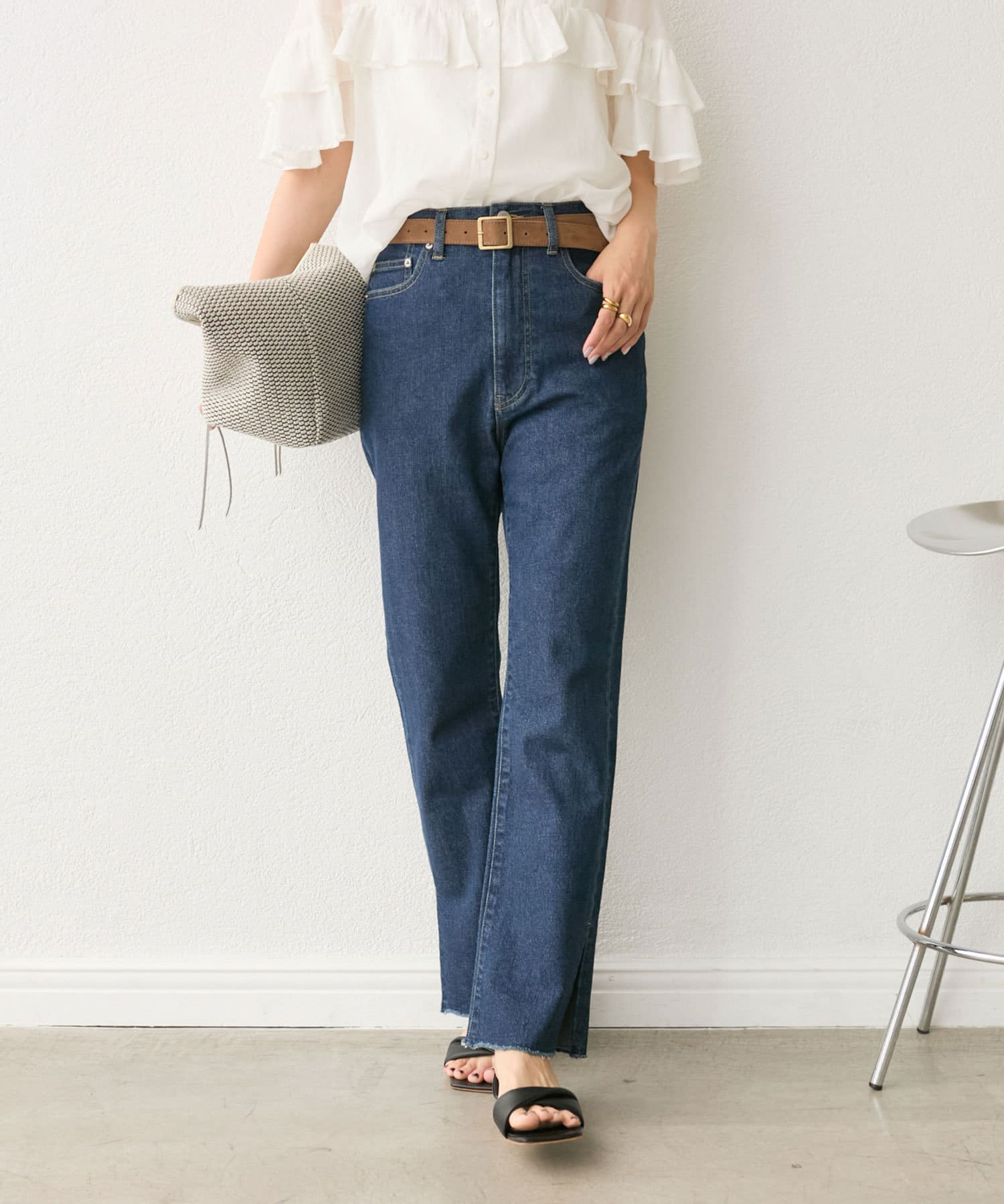 MONNからストレッチ入りのデニムが登場！●デザインMONN定番ボトムのslitDENIMのストレッチ入りバージョン柔らかくストレッチが効く生地でより履きやすくなっております。ヒップから太ももにかけて