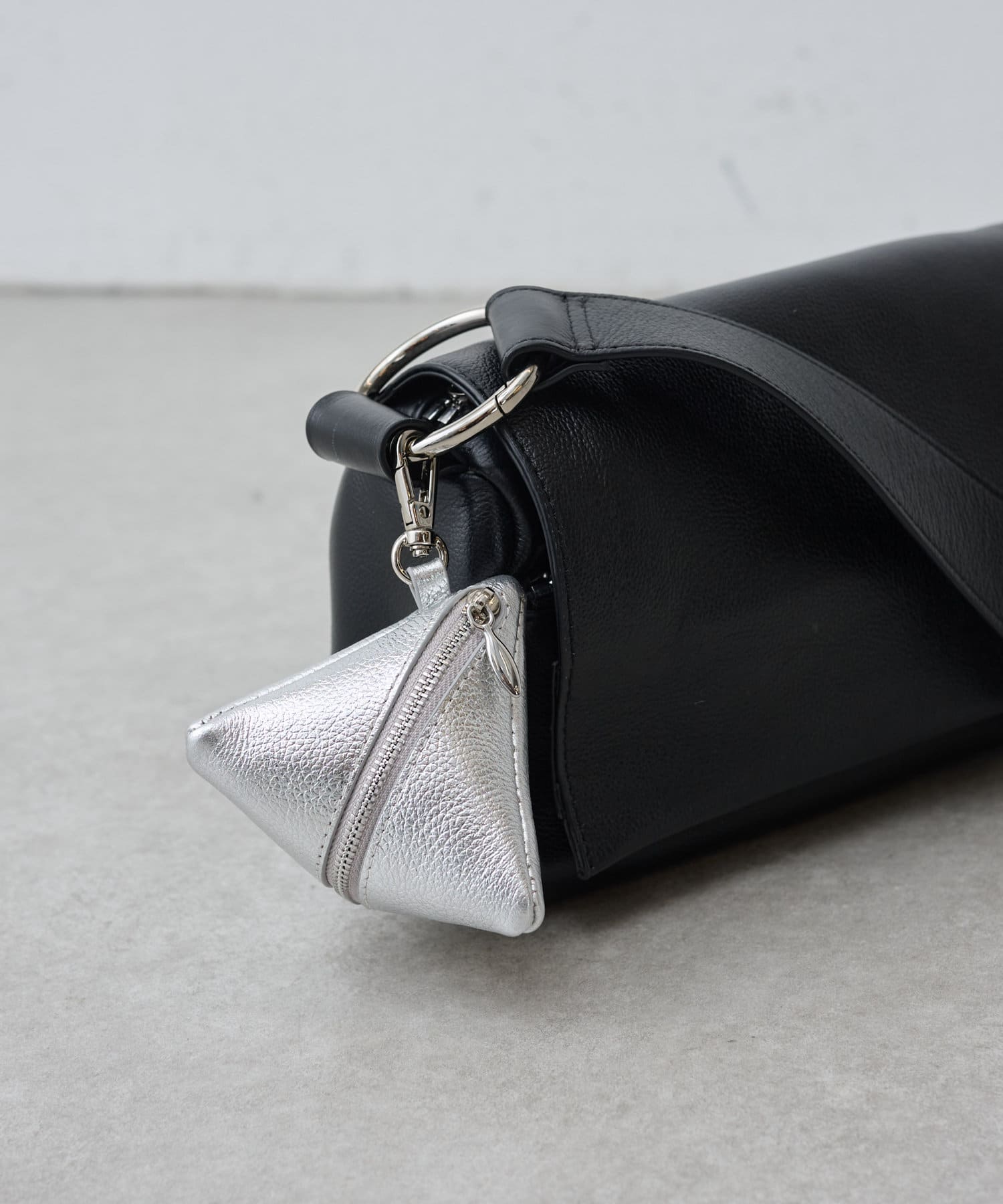 BEARDSLEY(ビアズリー) レザートライアングルポーチ