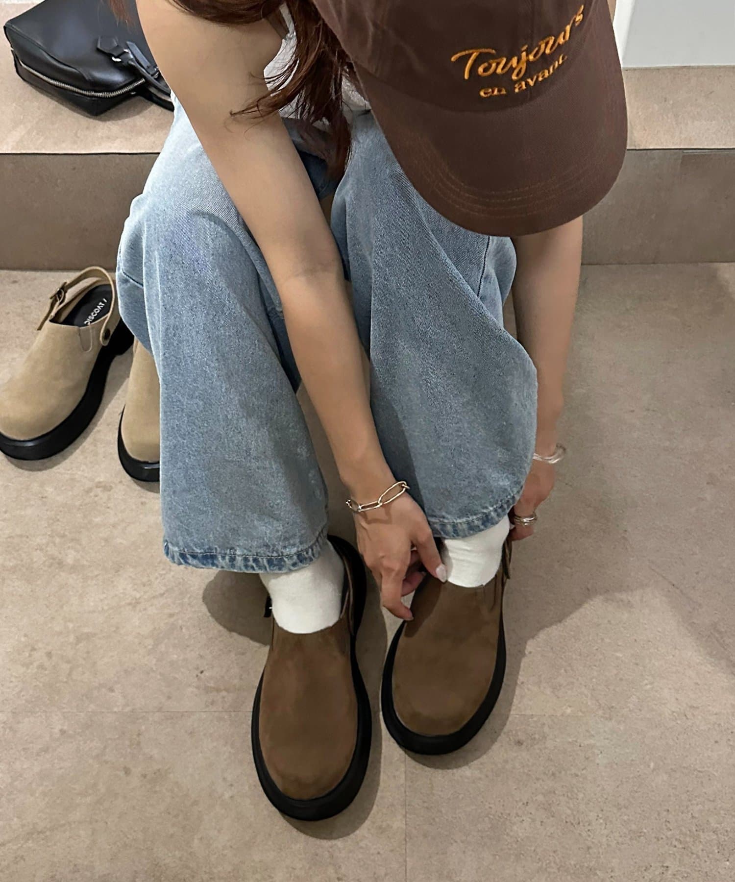 ＼ ３秒で履ける…⁉　／春の新定番シューズはクロッグサボシューズ！前から見ても、横から見てもぽってりとした丸みのあるシルエットが可愛いサボ。しっかりと厚みのあるソールでスタイルアップが叶います！また、