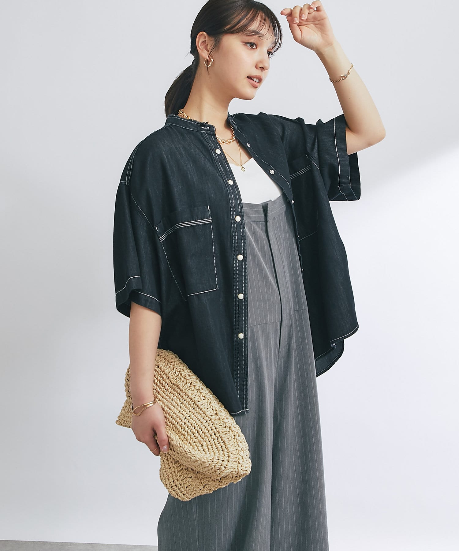 【商品ポイント】・大人気のデニムビックシャツが半袖バージョンで登場！・ゆったりとしたサイズ感で羽織としても1枚着でも◎・柔らかい素材なので女性らしく着やすい素材が特徴です。【素材】綿68％％再生繊維（