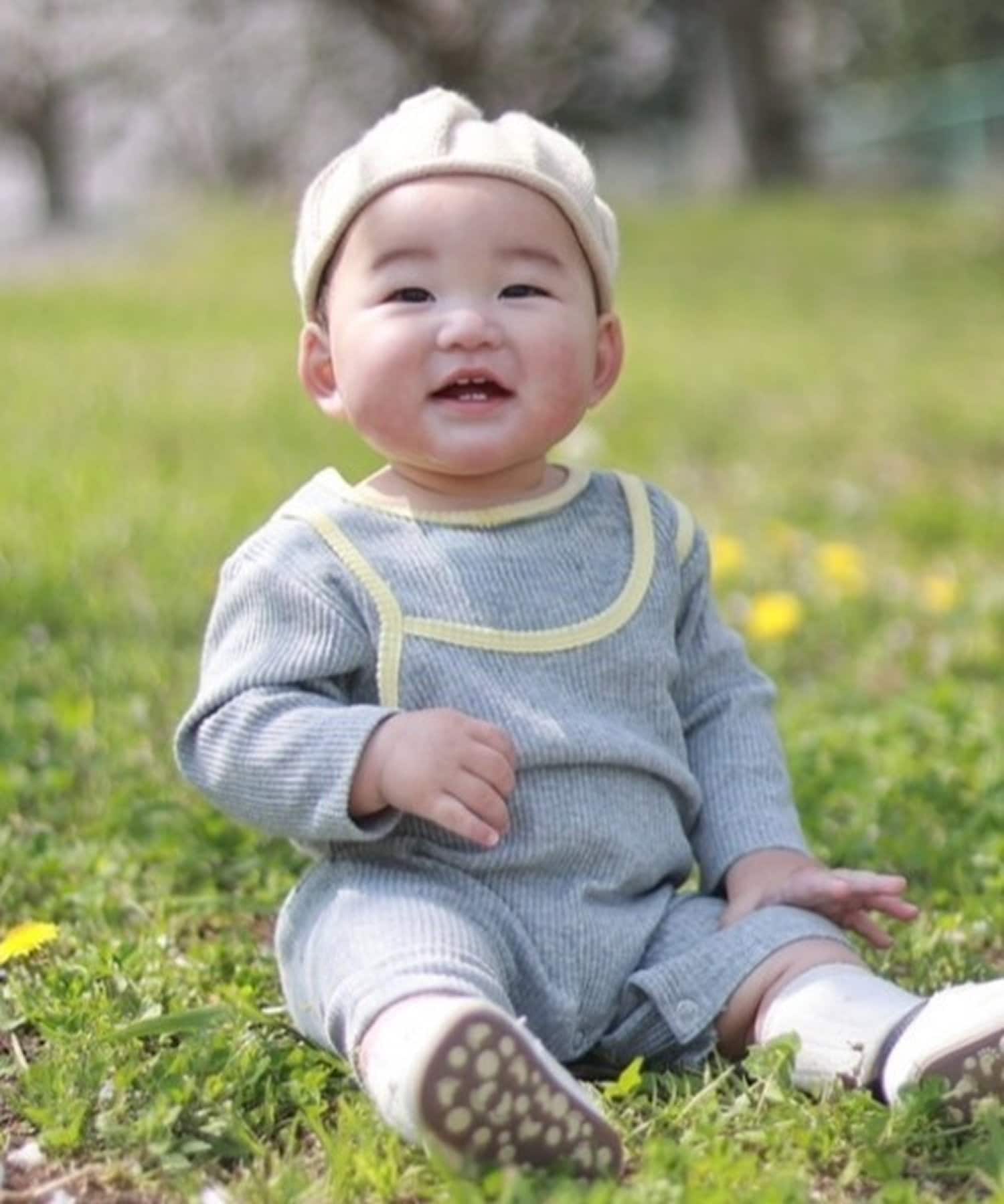 1枚で簡単にレイヤードスタイル♡アシメデザインでトレンドライクなロンパースに仕上げました。1枚で簡単にレイヤードスタイルが叶うリブロンパース。伸縮性があり赤ちゃんにも優しい着心地に。左右でのアシンメト