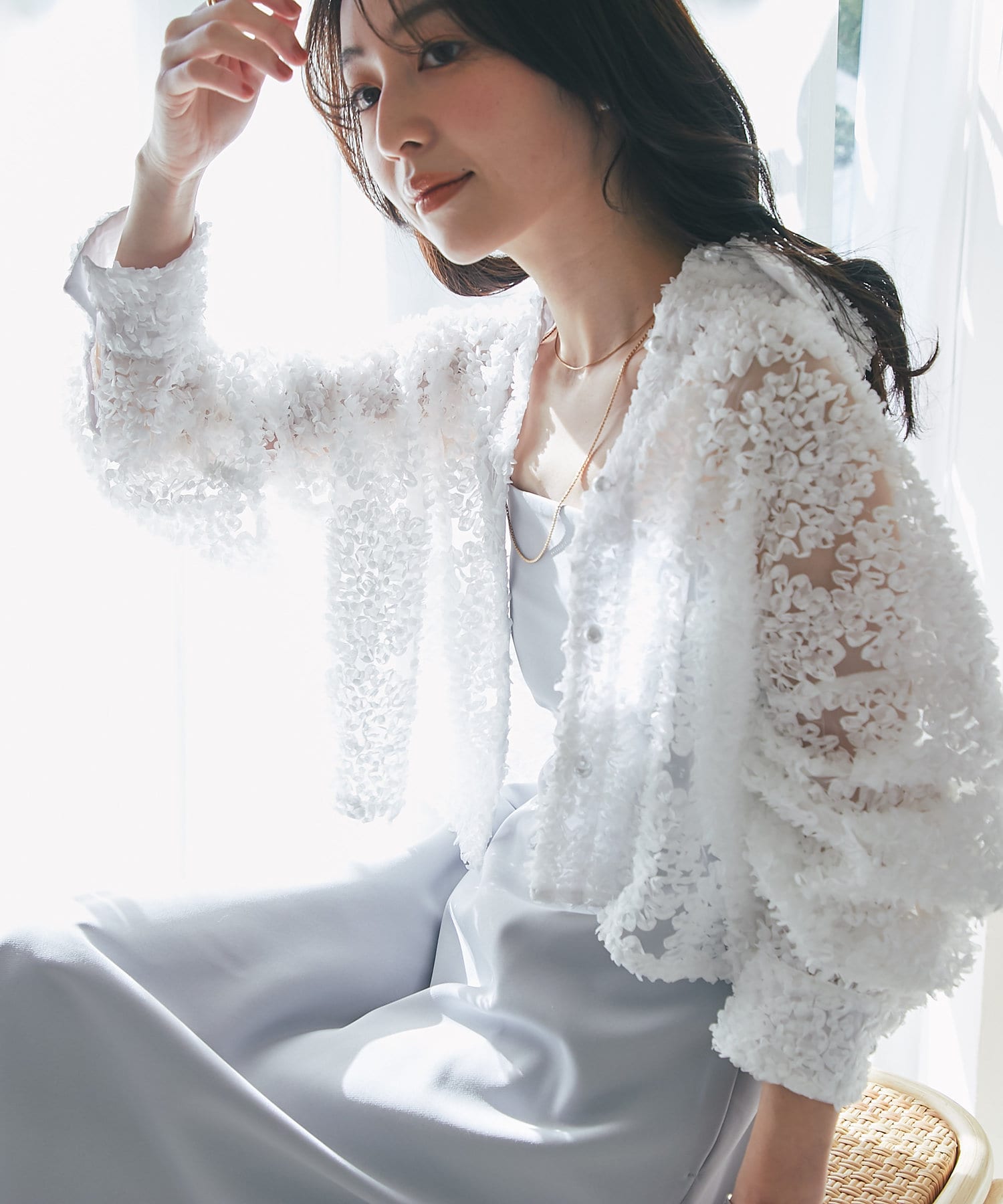 お上品華やぎ】チュールフラワークロップドシャツ | La boutique