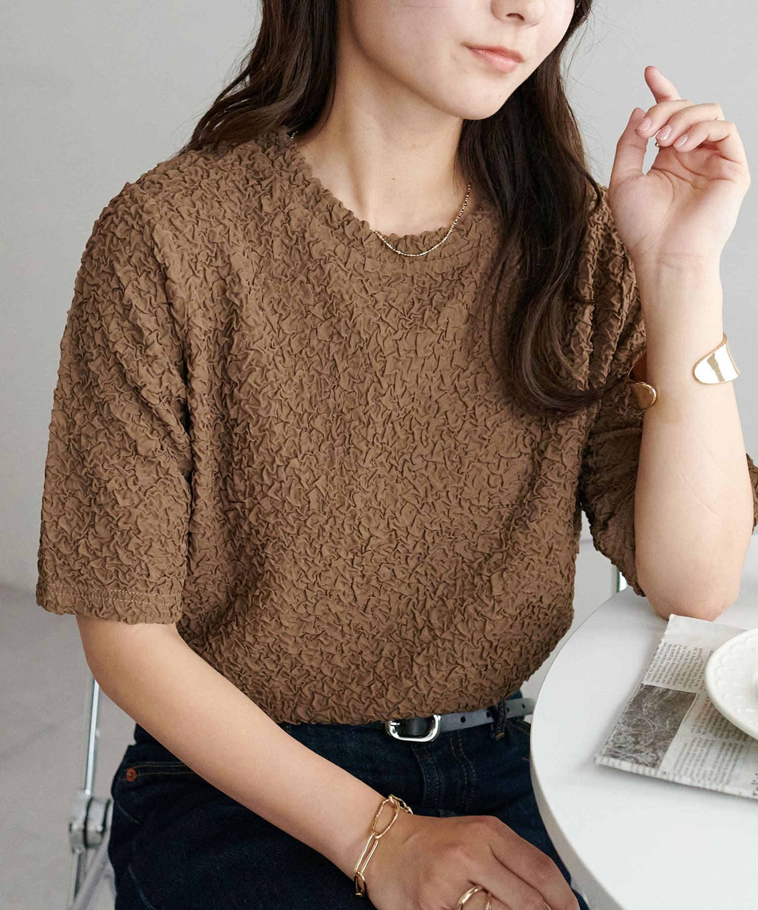 ジャガードデザインがコーデを華やかに！●デザイン表面に施されたジャガード柄が上品な華やかさを演出してくれます。袖は肘にかかるほどのやや長めの丈感で、気になる二の腕をカバーしてくれます◎生地は伸縮性があ