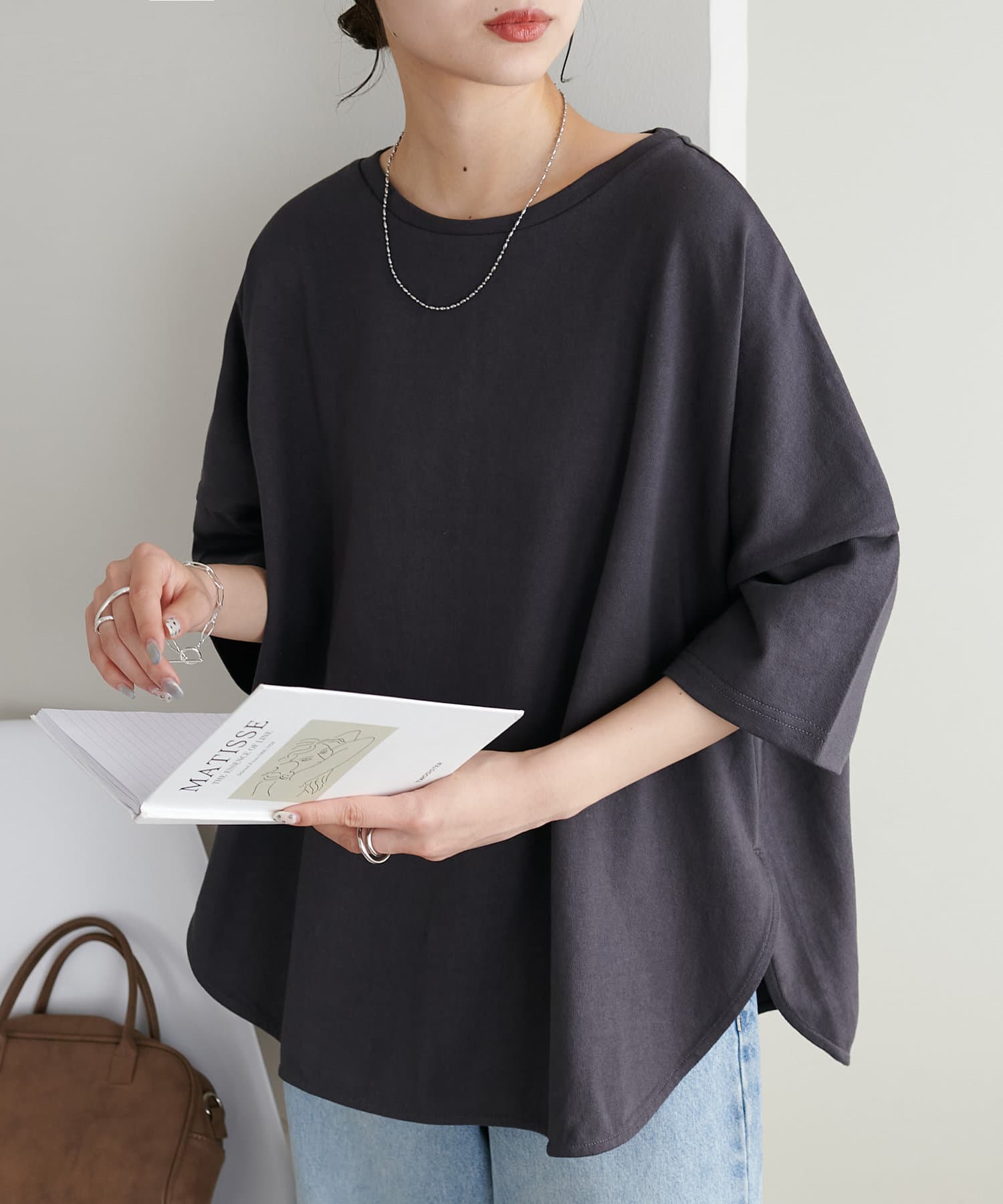 DISCOAT ONLINE LIMITED ITEM着るだけでこなれ見え、大人のゆるTシャツ●デザインゆったりとしたシルエットに、肩のラインを落としたドルマンスリーブが抜け感をプラス。シンプルな中に