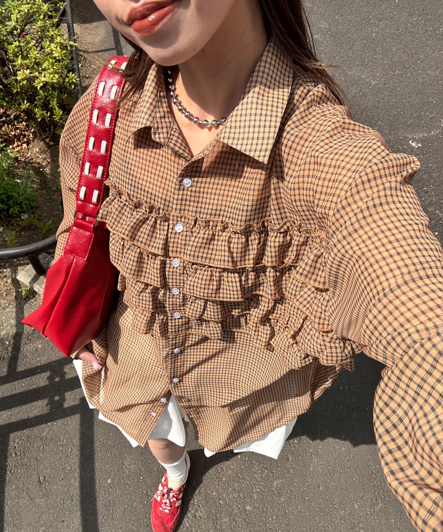 １枚でお洒落見えするフリルシャツ▼ポイントかわいらしさをたっぷり詰め込んだフリルドッキングシャツ。立体感を生み出すフリルが、控えめながら甘さを引き立てるアクセントに。チェック柄はほんのりレトロでガーリ