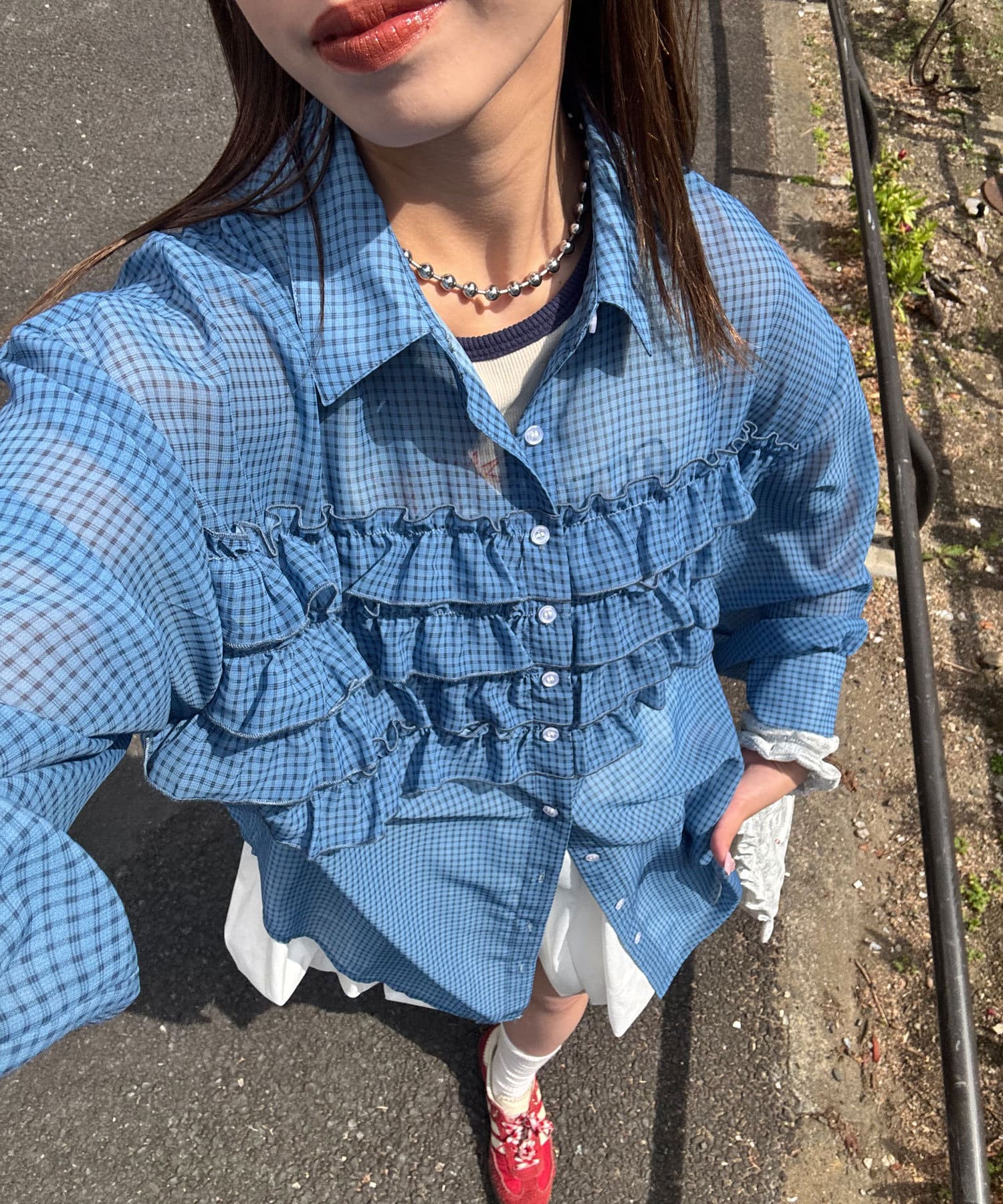 １枚でお洒落見えするフリルシャツ▼ポイントかわいらしさをたっぷり詰め込んだフリルドッキングシャツ。立体感を生み出すフリルが、控えめながら甘さを引き立てるアクセントに。チェック柄はほんのりレトロでガーリ