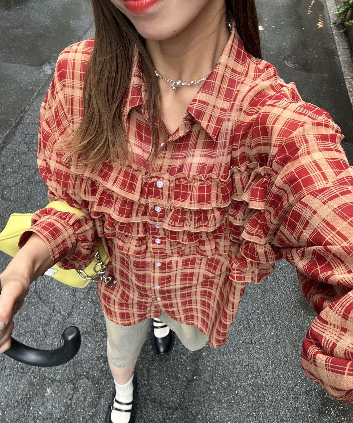 １枚でお洒落見えするフリルシャツ▼ポイントかわいらしさをたっぷり詰め込んだフリルドッキングシャツ。立体感を生み出すフリルが、控えめながら甘さを引き立てるアクセントに。チェック柄はほんのりレトロでガーリ