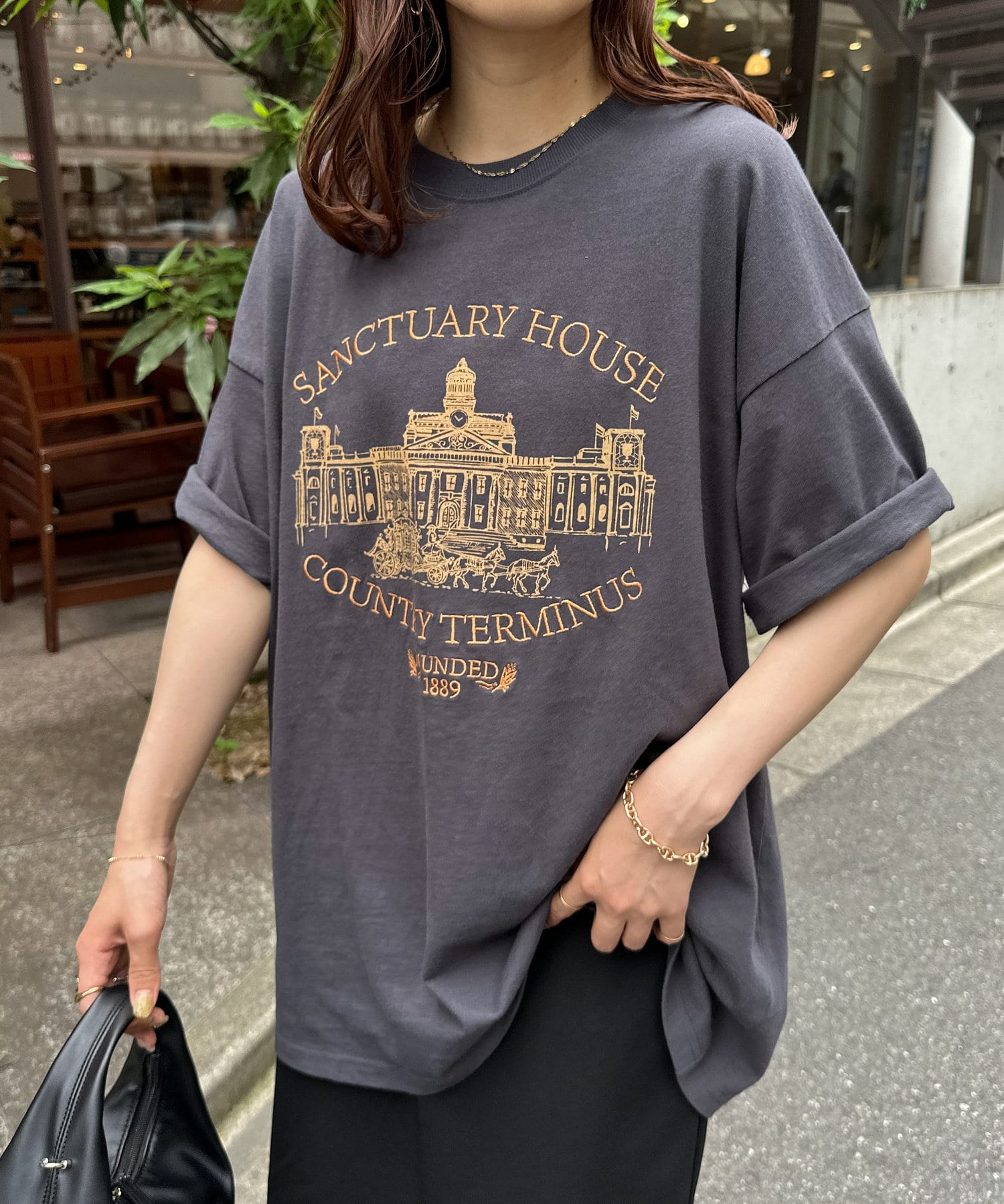 DISCOAT(ディスコート) レディース 【WEB限定】モチーフ刺繍ロゴTシャツ《ユニセックス》 チャコールグレー