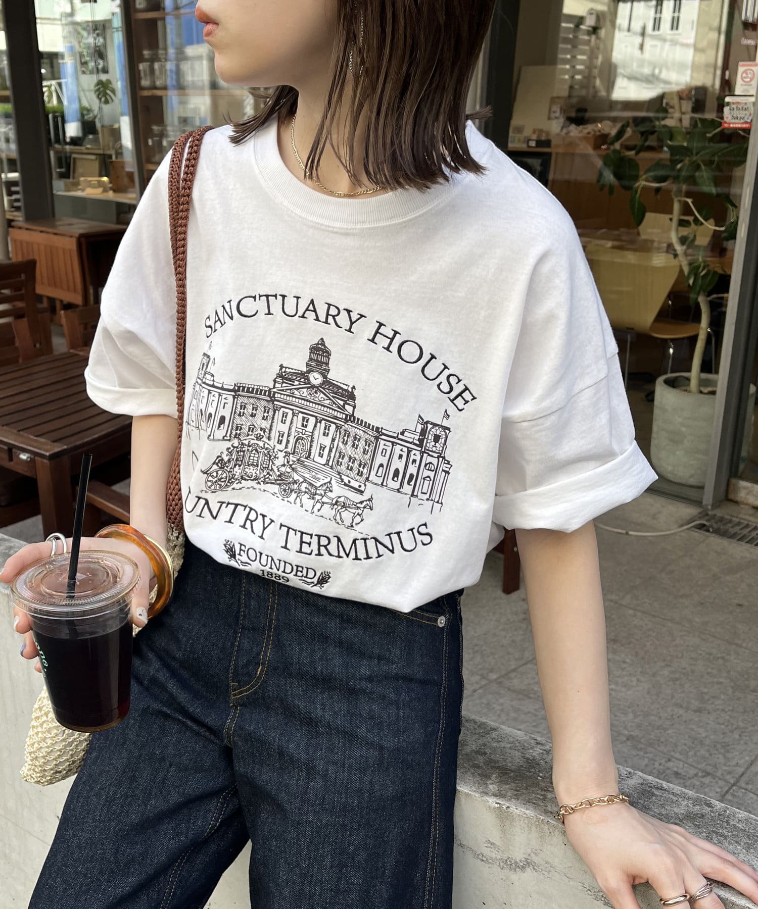 刺繍ロゴがアクセントになるロゴTシャツ刺繍と染め込みプリントが一体となったロゴが特徴のアイテムです。ロンドンのサンクチュアリをモチーフにしたロゴでアーチ状になった刺繍がこなれ感を演出します。刺繍とプリ