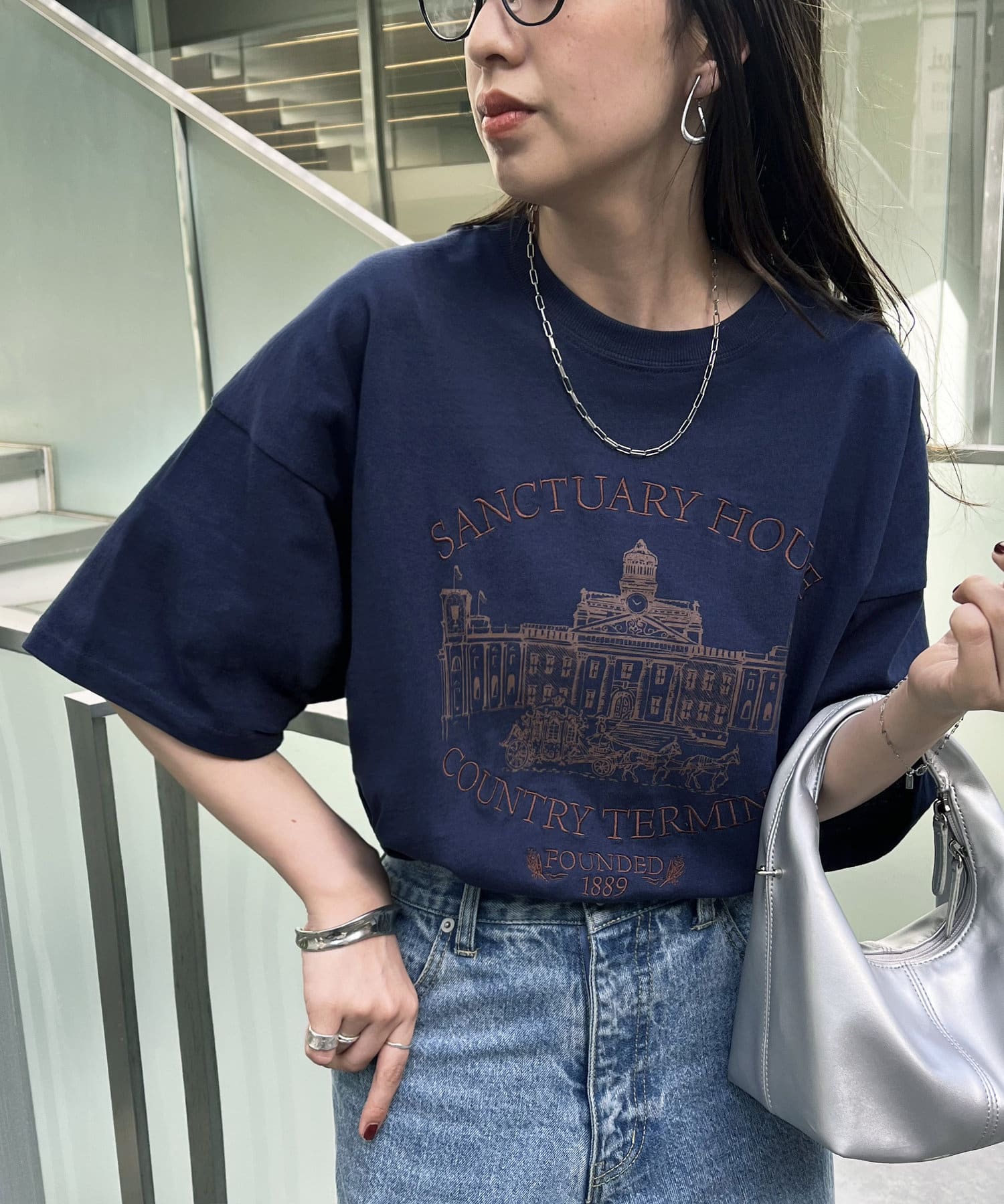 DISCOAT(ディスコート) レディース 【WEB限定】モチーフ刺繍ロゴTシャツ《ユニセックス》 ネイビー