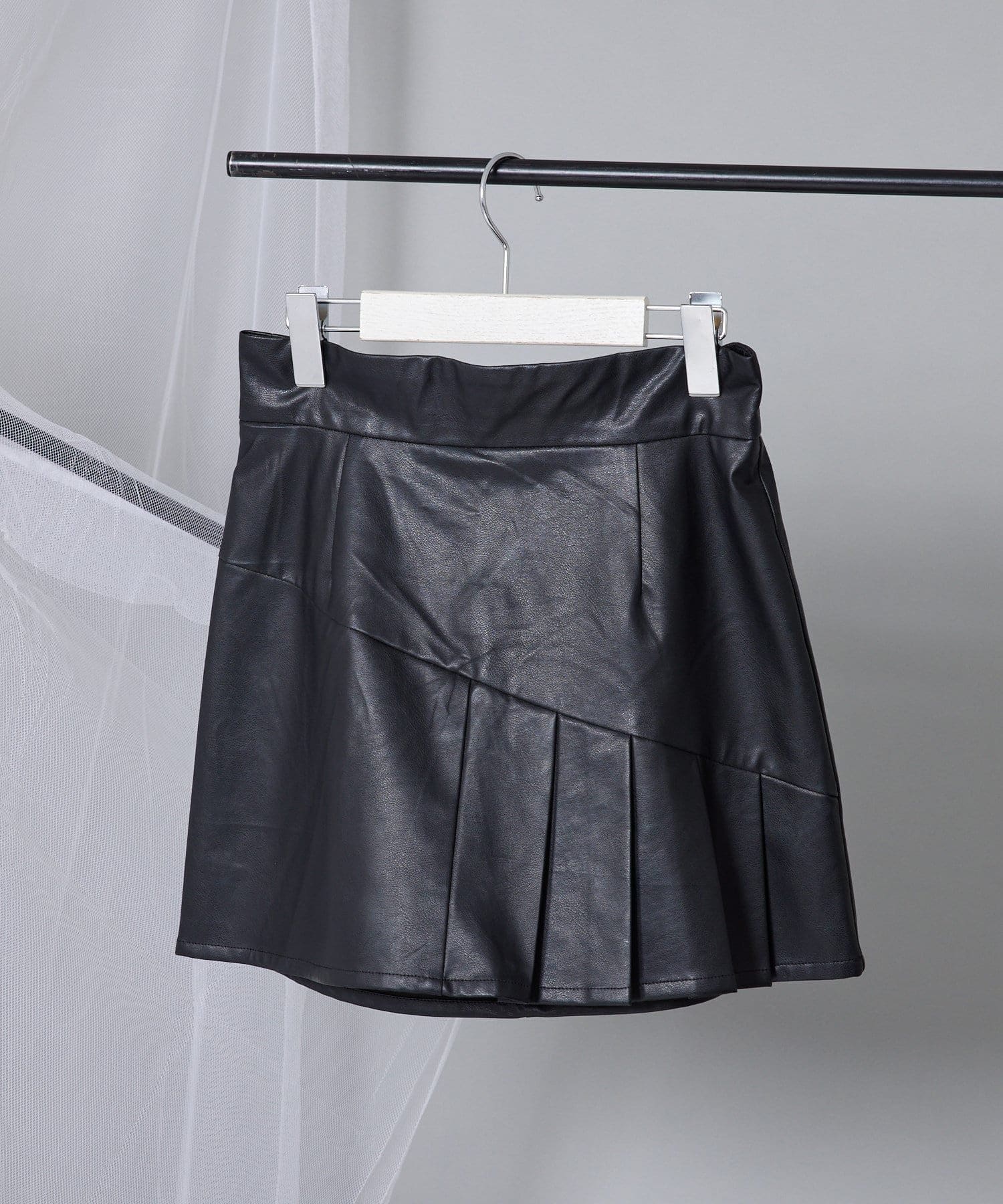【Mavie..7】2025SS柄シャツ ブラック 合皮プリーツミニスカパン Mavie..7】2025SS柄シャツ ブラック 合皮プリーツミニスカパン