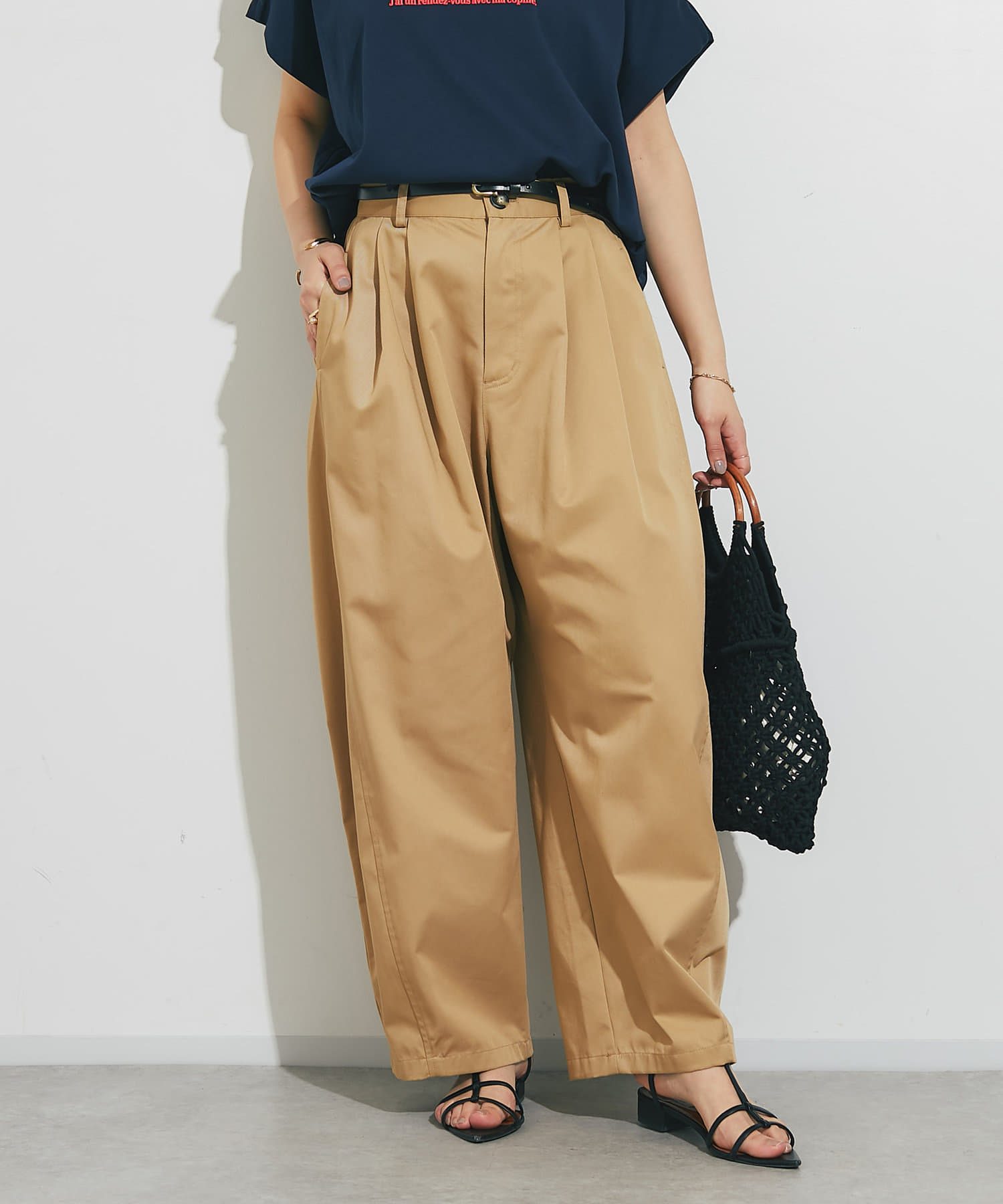 【商品ポイント】・2タックデザインで、股上が深めのリラックス感のあるワイドシルエットが魅力。・程よいハリ感がありシルエットをキレイに見せてくれます。・トップスをインするとメリハリがでておすすめです。【