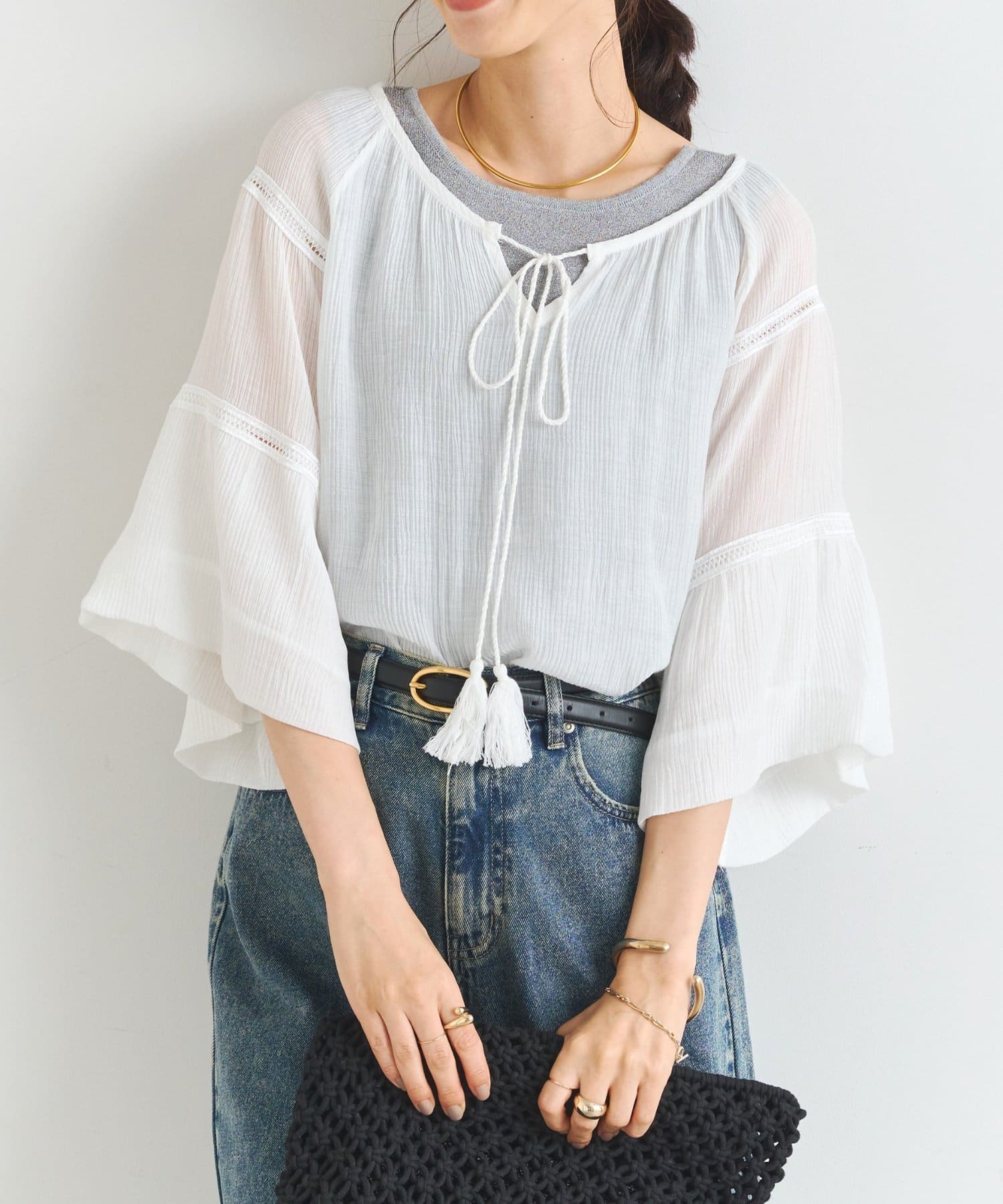 【商品ポイント】・涼しげな素材が夏の装いを格上げするタッセル付きVネックブラウス・表面感がある素材でさらりとした肌触りは夏の暑い日でも快適に過ごせます。・程よくゆとりのあるシルエットは、体型をカバーし