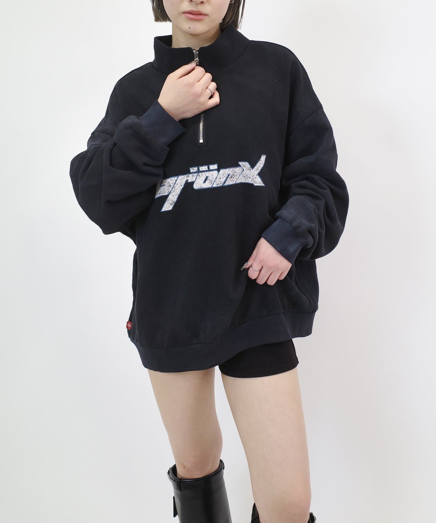 WHO'S WHO gallery(フーズフーギャラリー) レディース 【UNISEX/ユニセックス】BRONXハーフジップロゴスウェット チャコールグレー