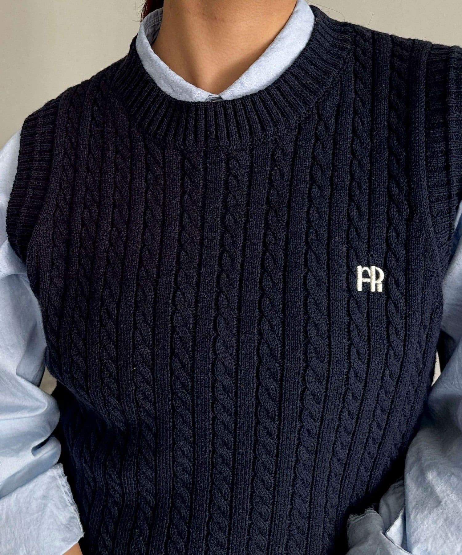 FREDY & GLOSTER(フレディ アンド グロスター) FR刺繍ケーブル柄ニットベスト