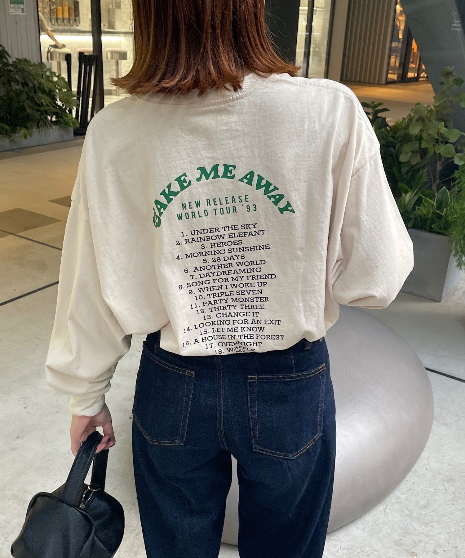 どんなコーディネートにも合わせやすい、ツアーロゴロングTシャツ。ツアーTシャツのようなキャッチャーさと、着こなしにトレンド感をプラスしてくれるカラーリングで仕上げたプリントTシャツ。生地には柔らかでド