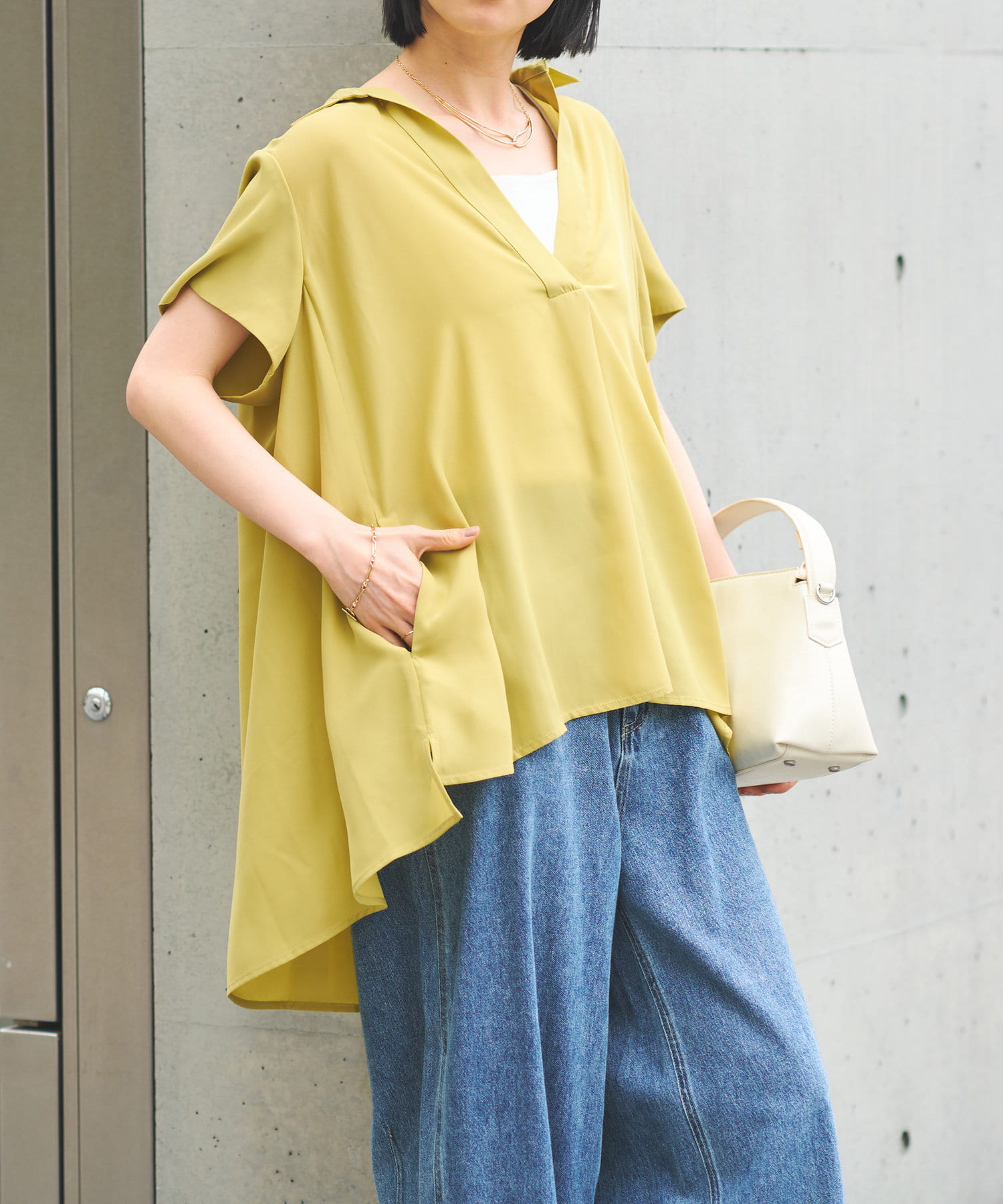 ゆったりとしたAラインで華奢見えシルエット商品ポイント・Aラインのゆったりとしたデザインがドレープのようになり、360度どこから見ても美しいシルエット・さらりとした質感で着心地も快適・デコルテを見せつ