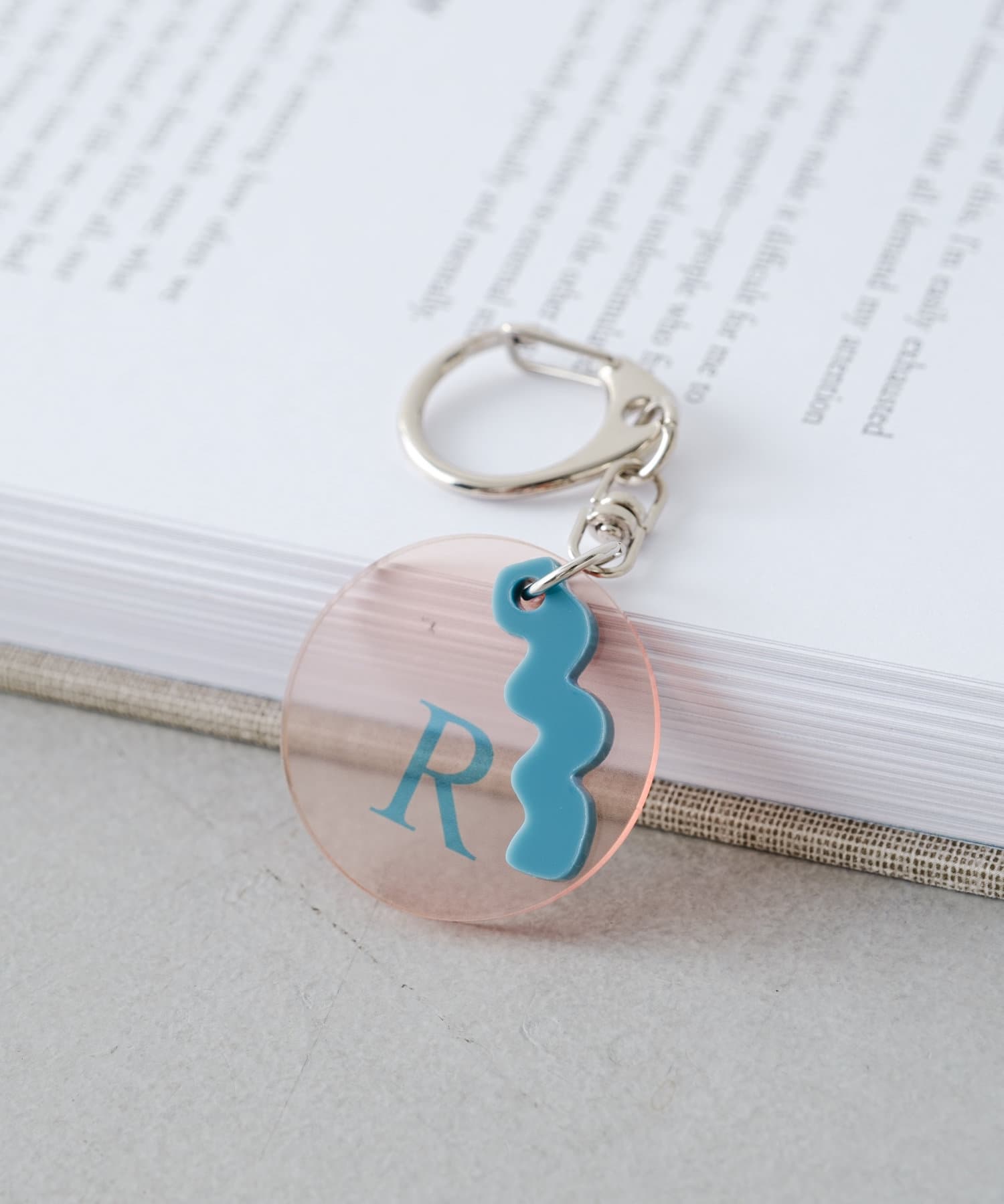 BIRTHDAY BAR(バースデイバー) レディース アクリルイニシャルチャーム オレンジ