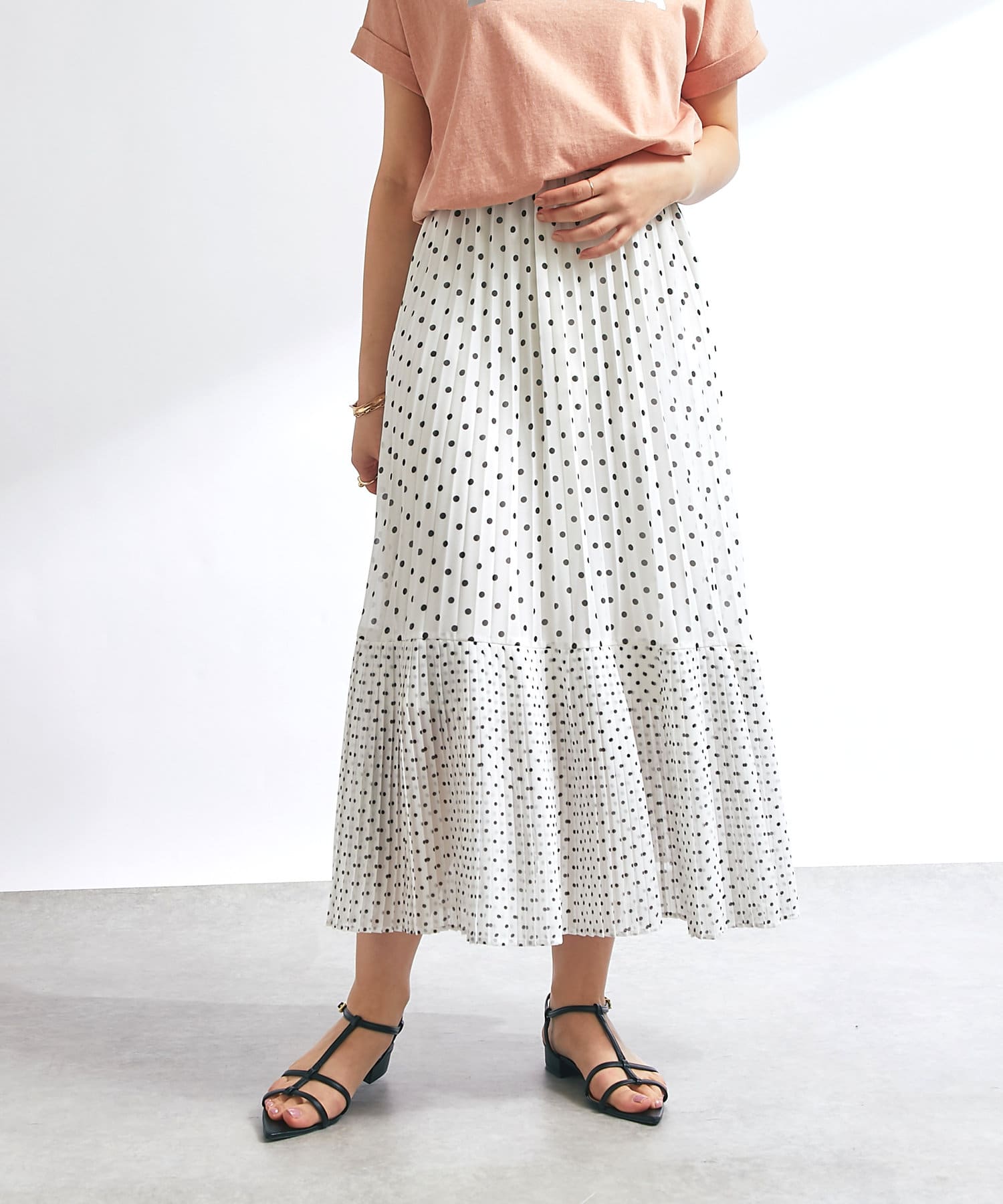 【商品ポイント】・大人可愛いを叶える♪ポルカドットプリーツロングスカート・ウエストはゴム仕様で、ストレスフリーな着心地。・デイリーユースはもちろん、特別な日の装いにもぴったりです。【素材】表地:ポリエ