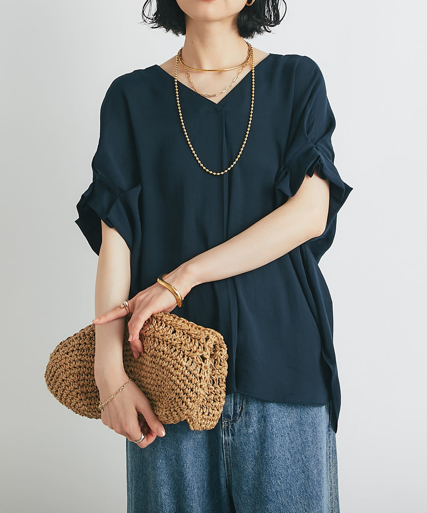 こなれ感を演出してくれるブラウス商品ポイント・ぽわんとしたシルエットのスリーブで、こなれ感をプラスします。・バックベルトデザインで、後ろ姿も抜かりなく綺麗に演出◎・薄手のさらりとした肌触りよいカルゼワ