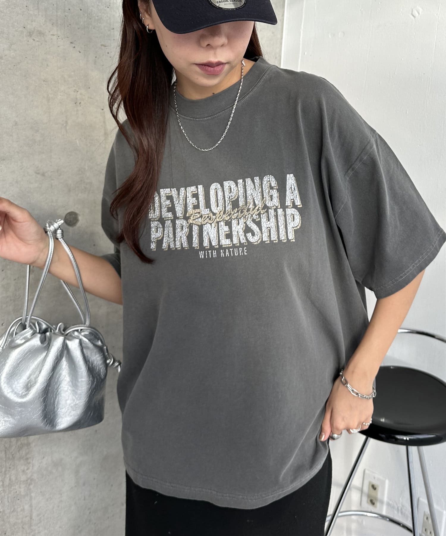 DISCOAT(ディスコート) レディース 【ユニセックス】ピグメントアソートロゴTシャツ チャコールグレー