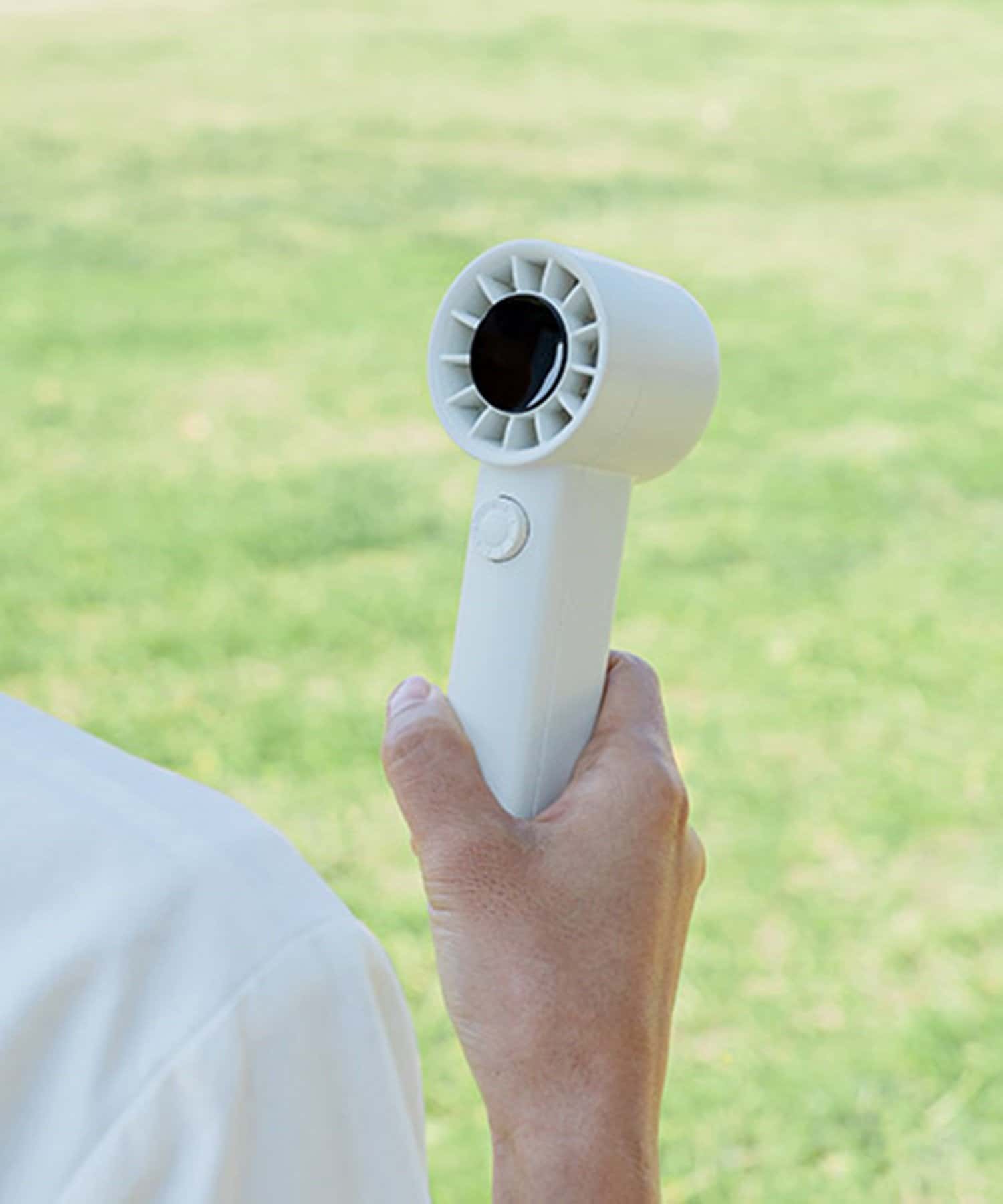 スリム＆コンパクトで100段階の大風量！液晶付きターボファン風量を100段階から設定できるパワフルなターボファン。ダイヤルを回すと風量が1段階ずつ切り替わり、ダブルクリックすると瞬時に大風量に切り替わ