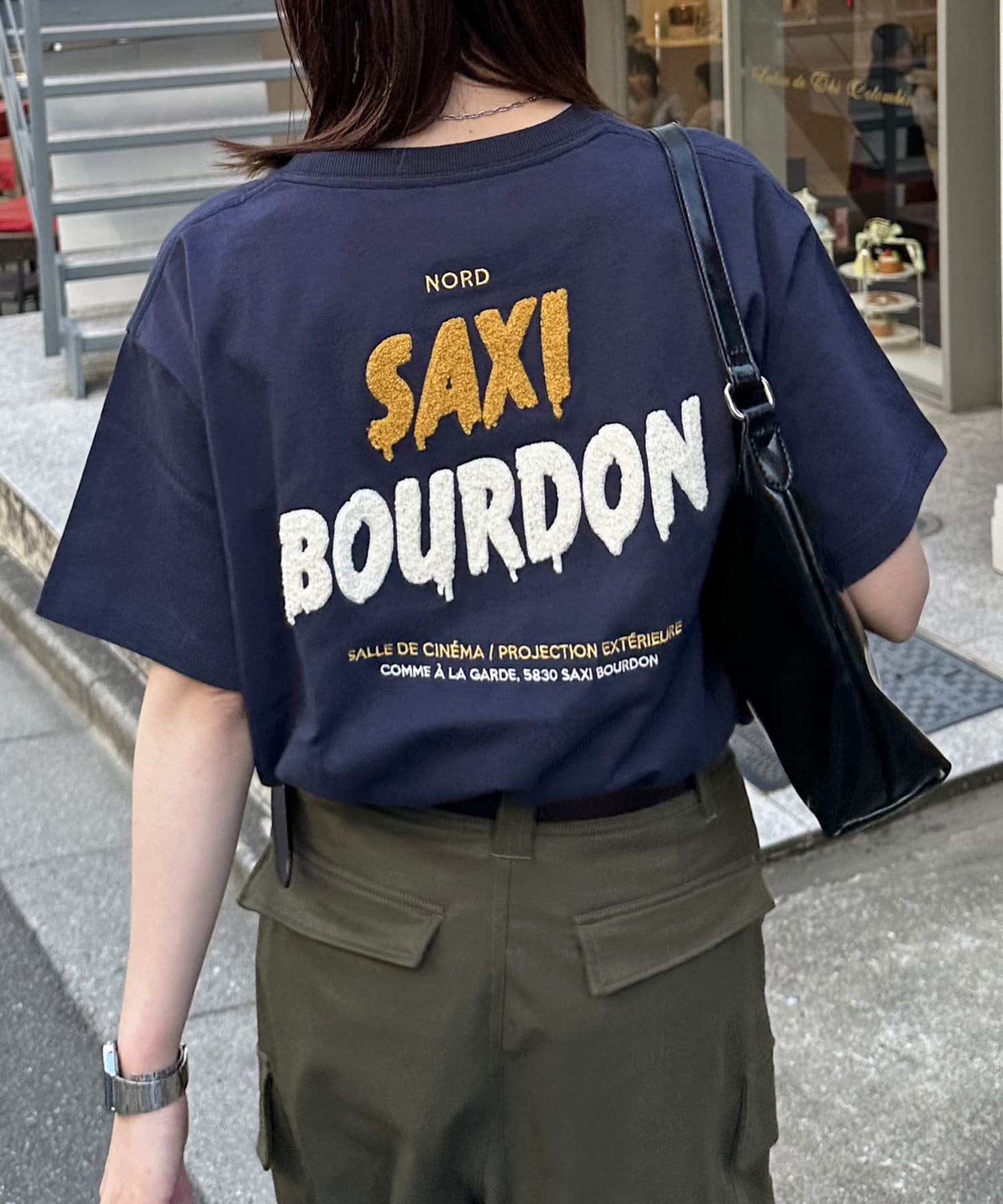 人気のサガラバック刺繍シリーズから新デザインが登場！●デザインサガラ刺繍による立体感のあるロゴデザインが魅力。 一般的なプリントとは異なり、ふわふわとした柔らかな質感が特徴。肌触りの良さはもちろん、視