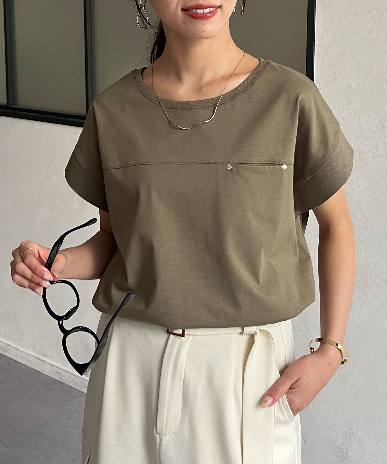 華奢見え間違えなしのフレンチTシャツ■point接触冷感の生地を使用し、汗染み防止加工が施されております。吸水速乾性の高い生地を使用しているので、夏場も快適に着用頂けます。二の腕を程よく隠してくれ、腕